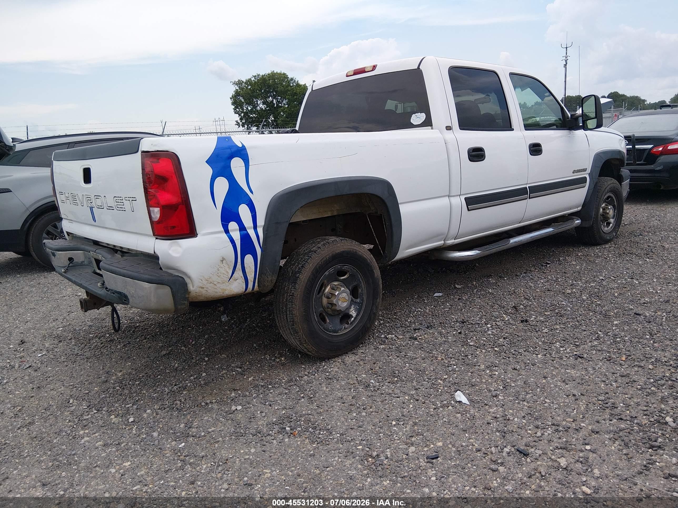 2003 Chevrolet Silverado 2500hd   White vin: 1GCHC23U03F233639