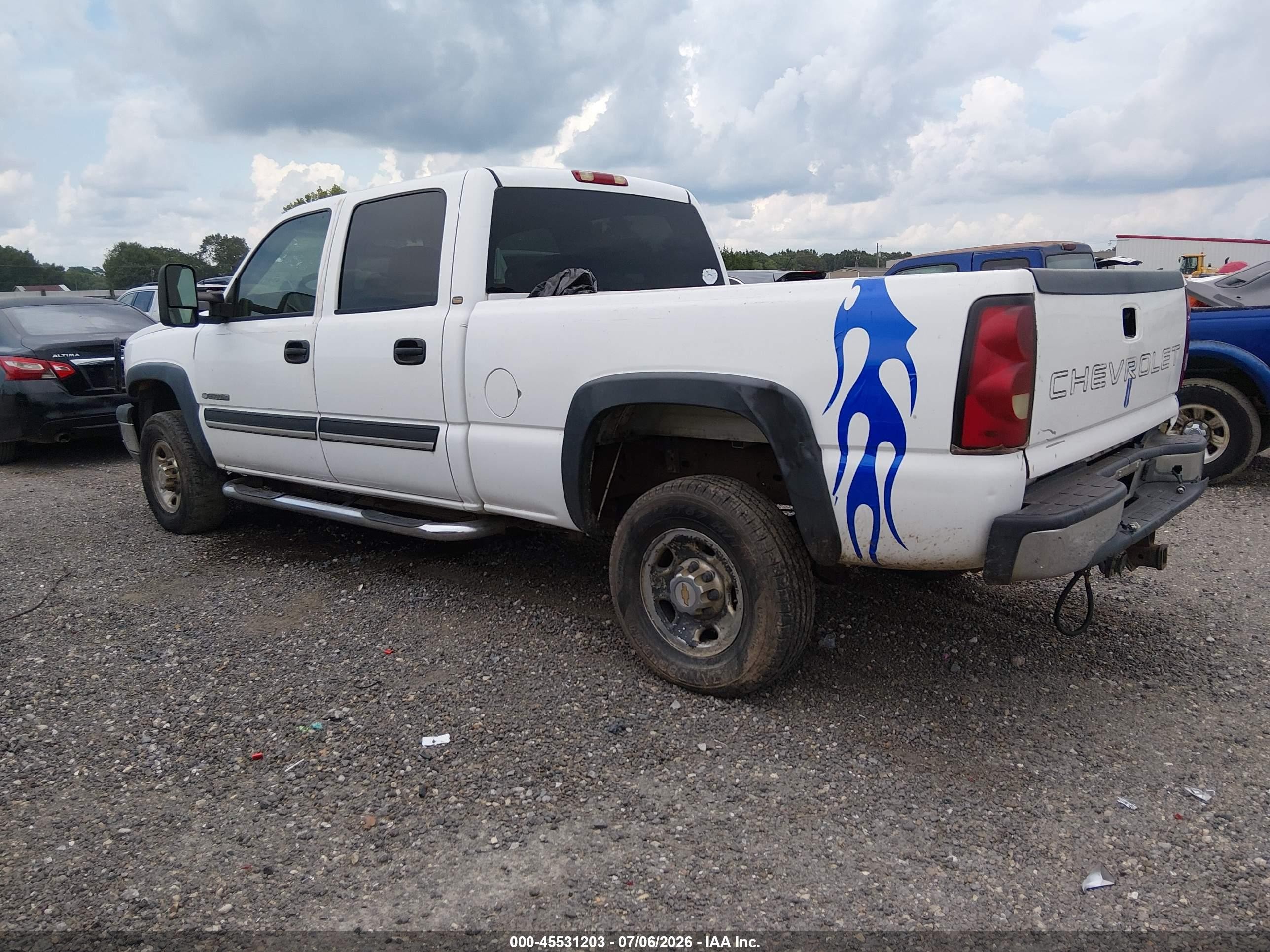 2003 Chevrolet Silverado 2500hd   White vin: 1GCHC23U03F233639