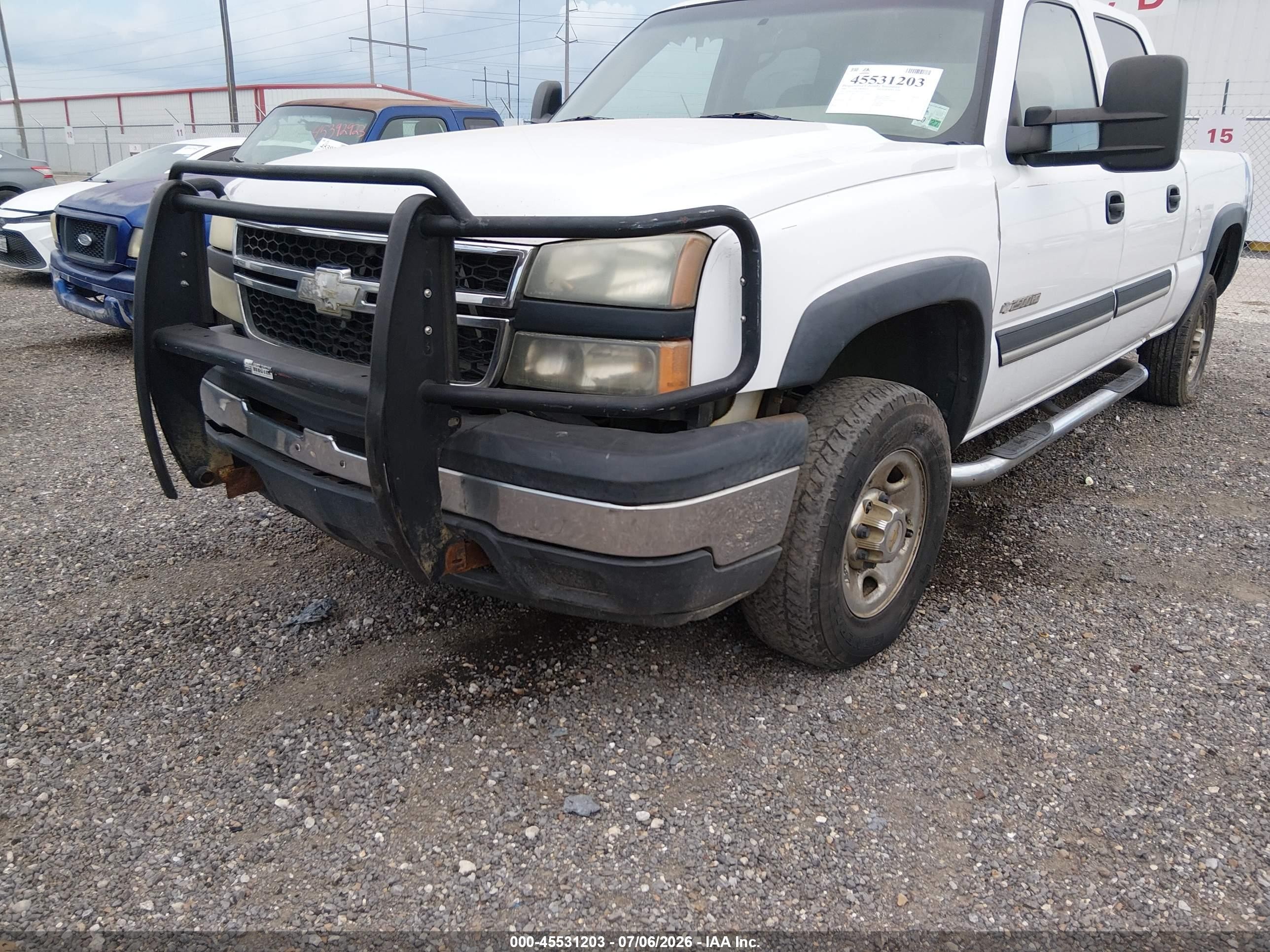 2003 Chevrolet Silverado 2500hd   White vin: 1GCHC23U03F233639
