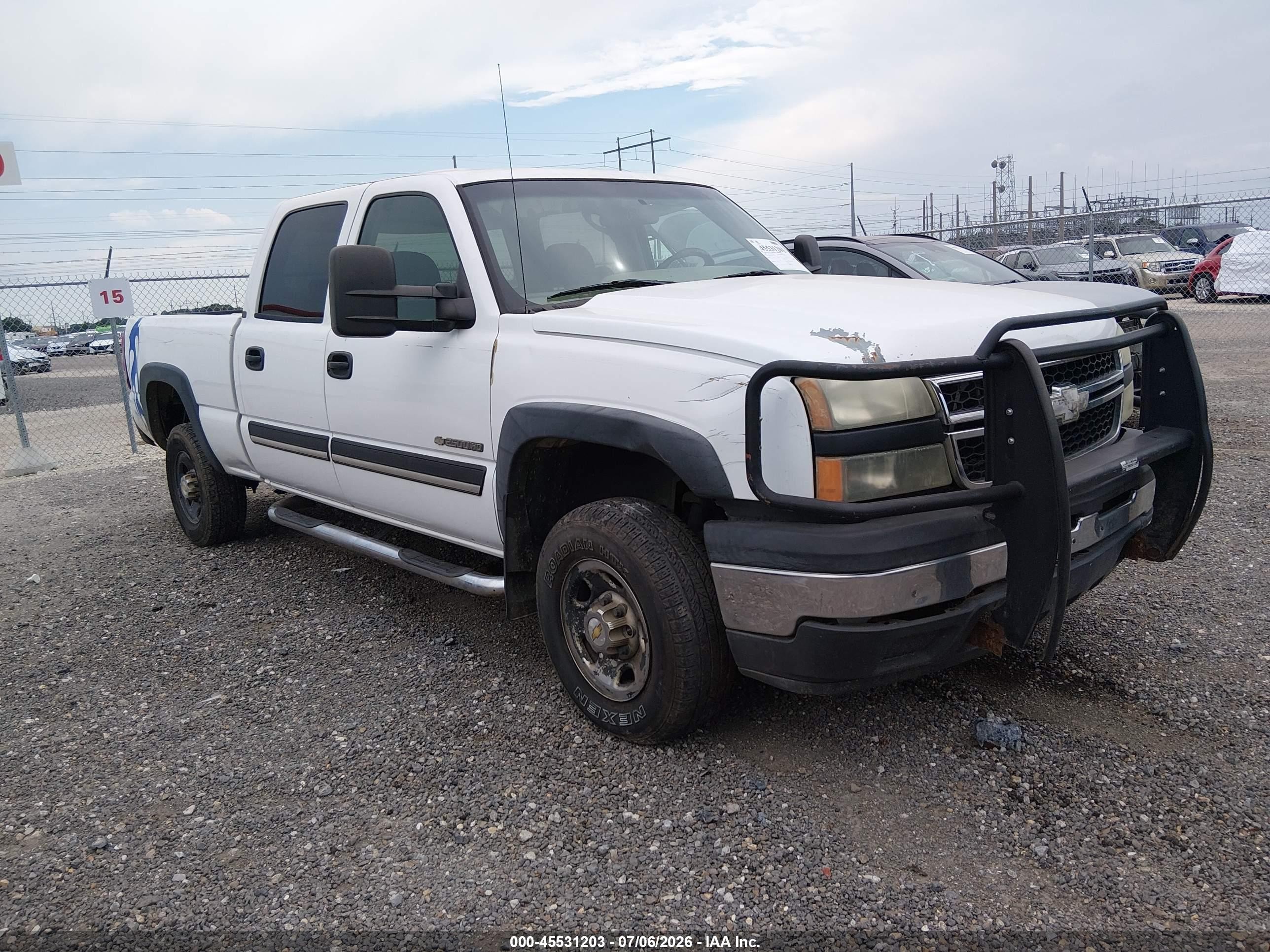 2003 Chevrolet Silverado 2500hd   White vin: 1GCHC23U03F233639