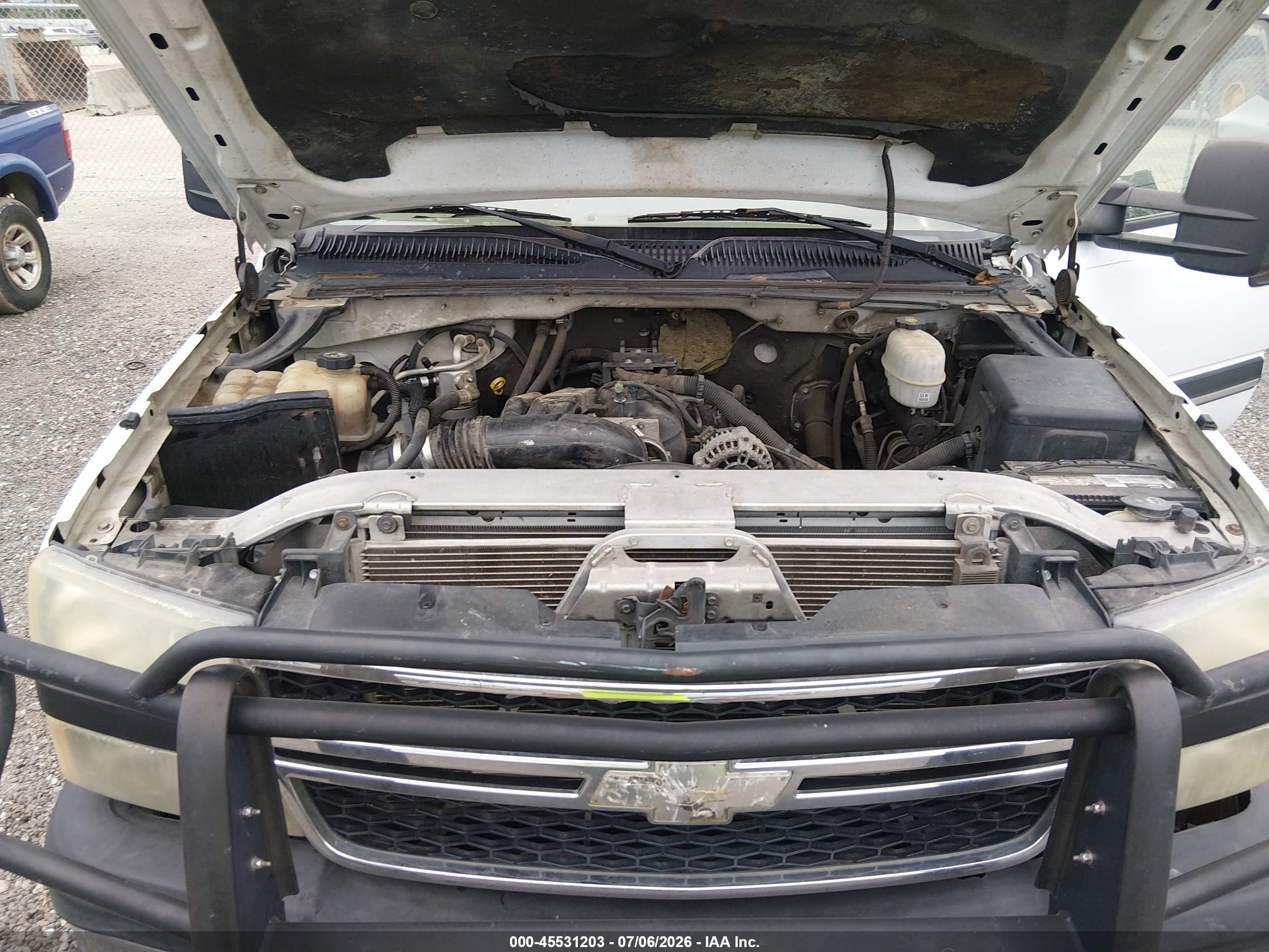2003 Chevrolet Silverado 2500hd   White vin: 1GCHC23U03F233639