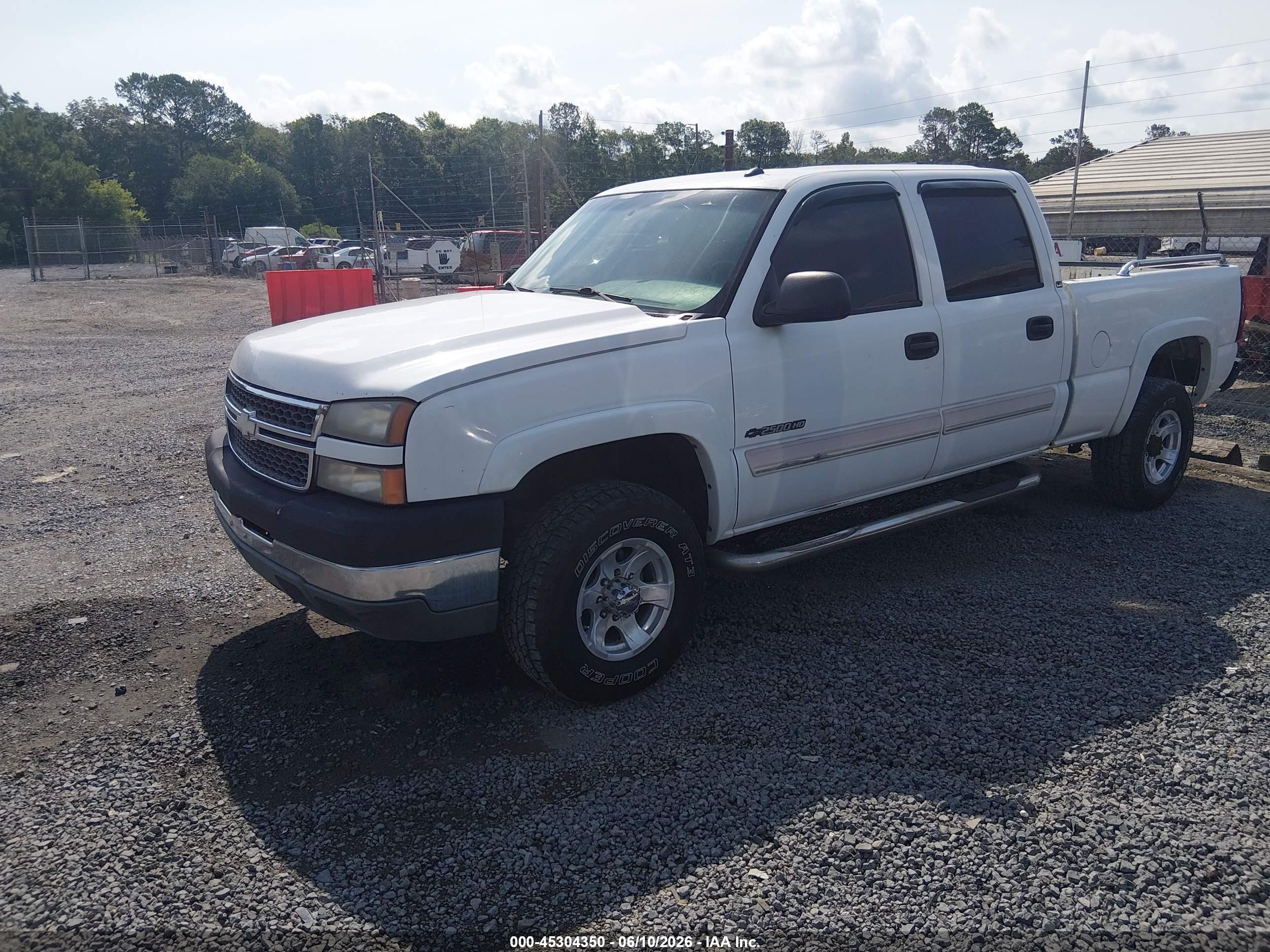 2005 Chevrolet Silverado 2500hd Ls White vin: 1GCHC23U15F823044