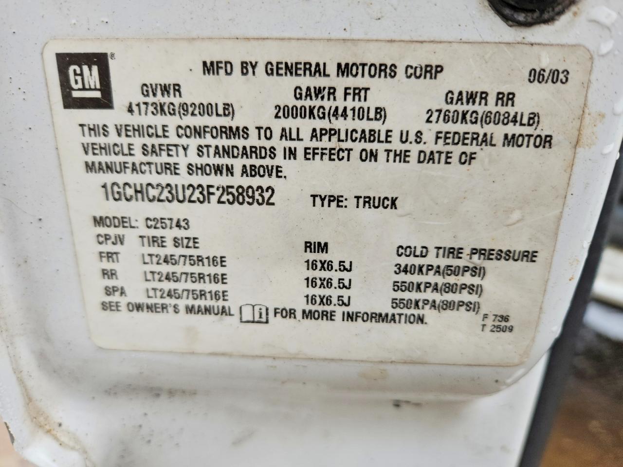 2003 Chevrolet Silverado C2500 Heavy Duty White vin: 1GCHC23U23F258932