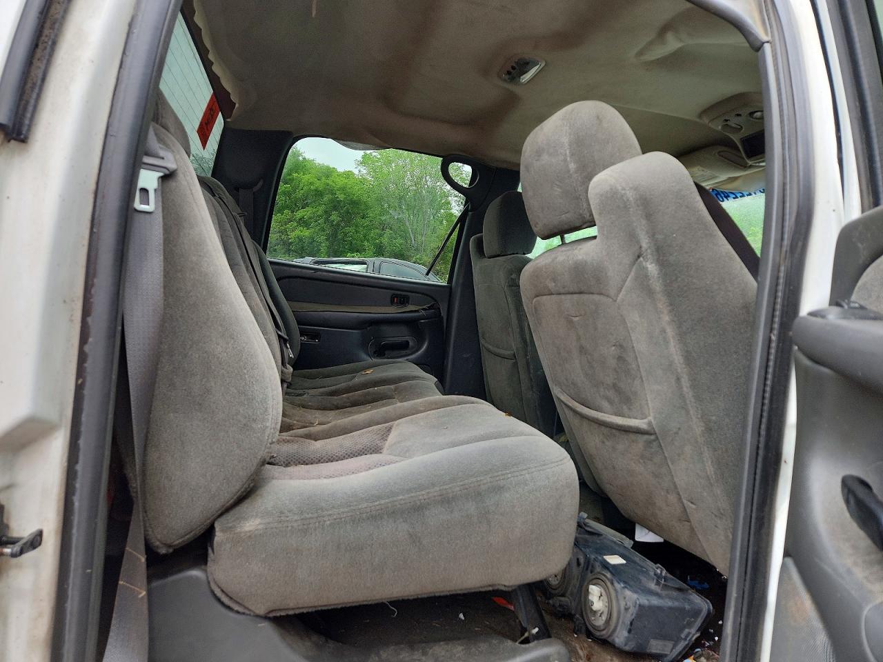 2003 Chevrolet Silverado C2500 Heavy Duty White vin: 1GCHC23U23F258932