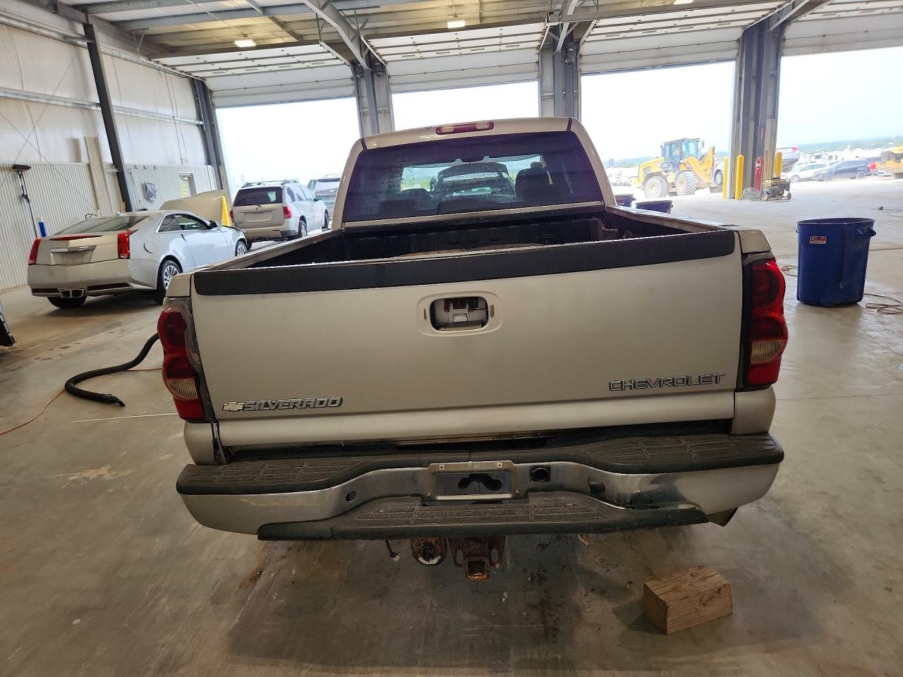 2004 Chevrolet Silverado C2500 Heavy Duty Tan vin: 1GCHC23U34F258441