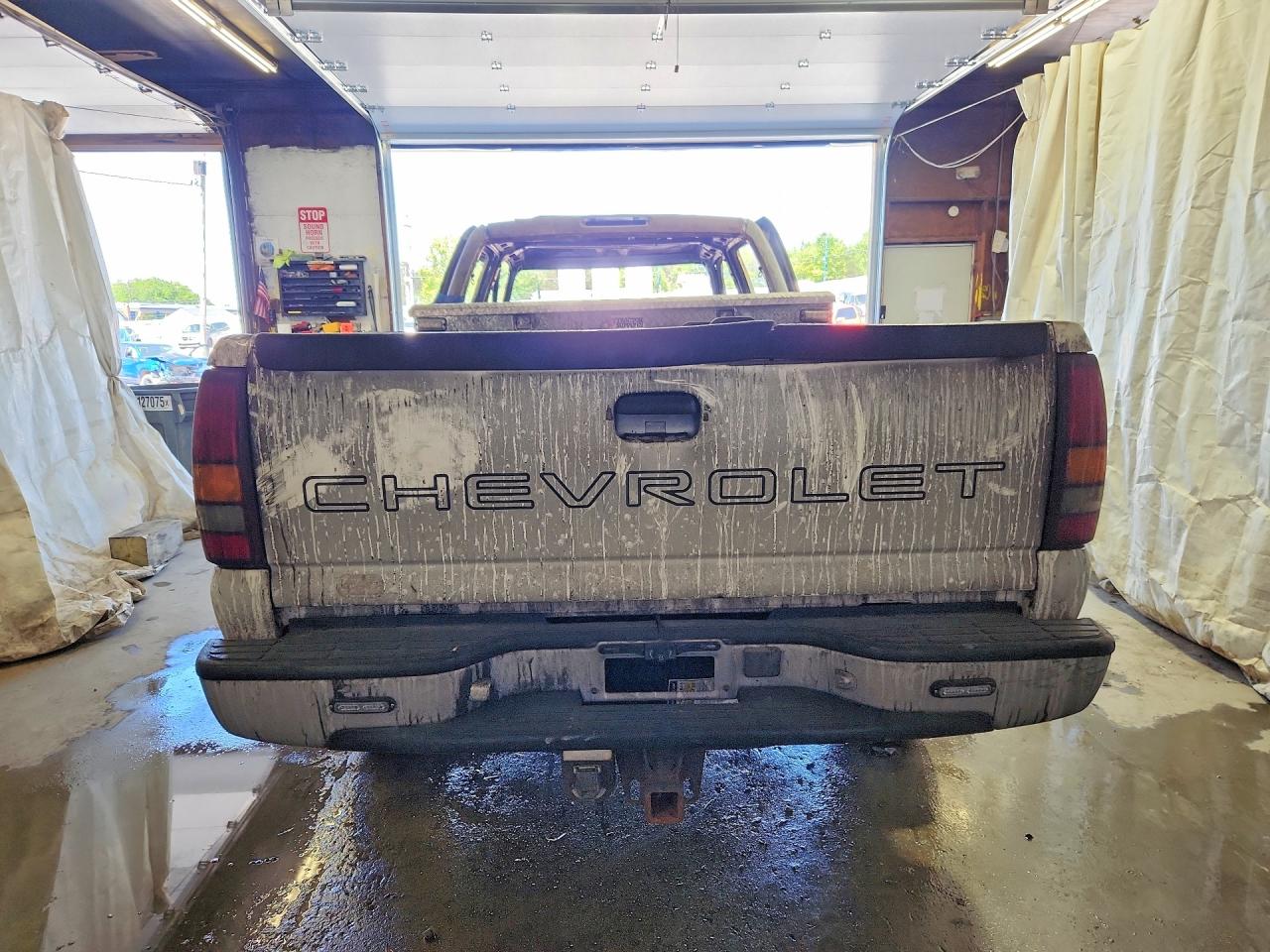 2001 Chevrolet Silverado C2500 Heavy Duty White vin: 1GCHC23U41F190307