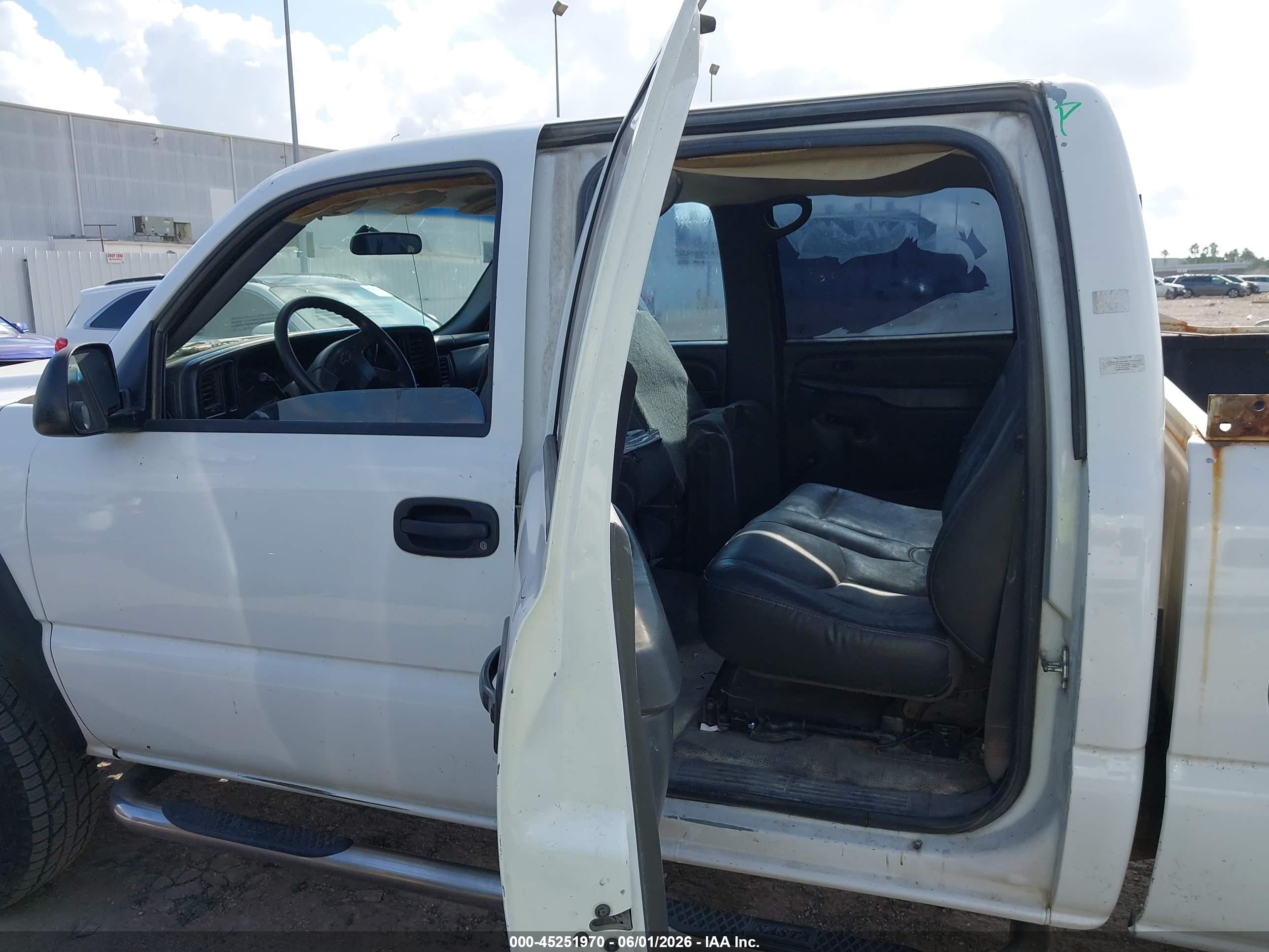 2006 Chevrolet Silverado 2500hd Work Truck White vin: 1GCHC23U86F155390