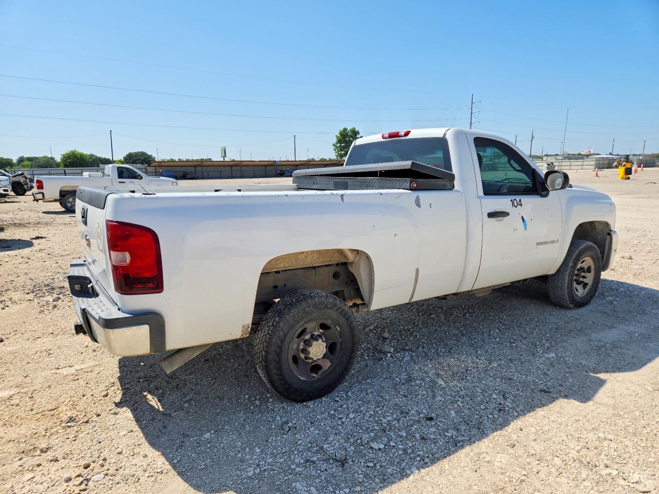 2007 Chevrolet Silverado C2500 Heavy Duty White vin: 1GCHC24K37E514102