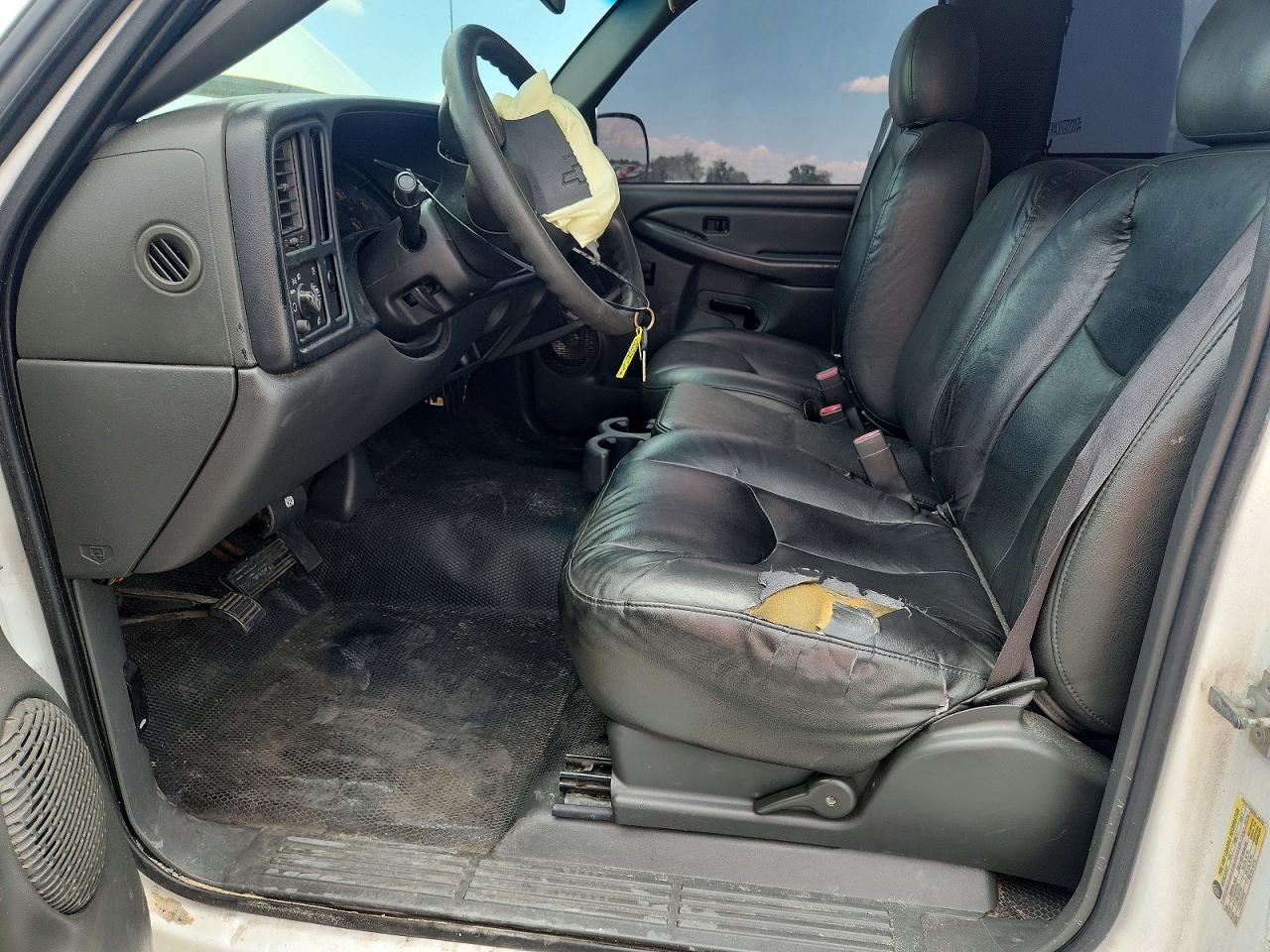 2007 Chevrolet Silverado C2500 Heavy Duty White vin: 1GCHC24U47E129276