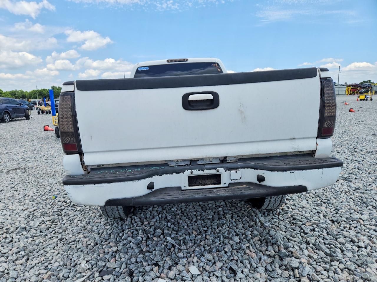 2007 Chevrolet Silverado C2500 Heavy Duty White vin: 1GCHC24U47E129276