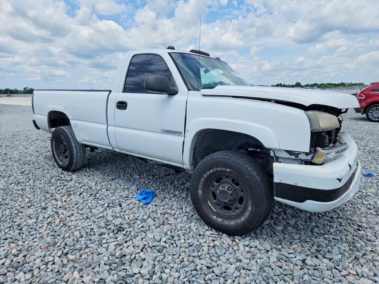 2007 Chevrolet Silverado C2500 Heavy Duty White vin: 1GCHC24U47E129276