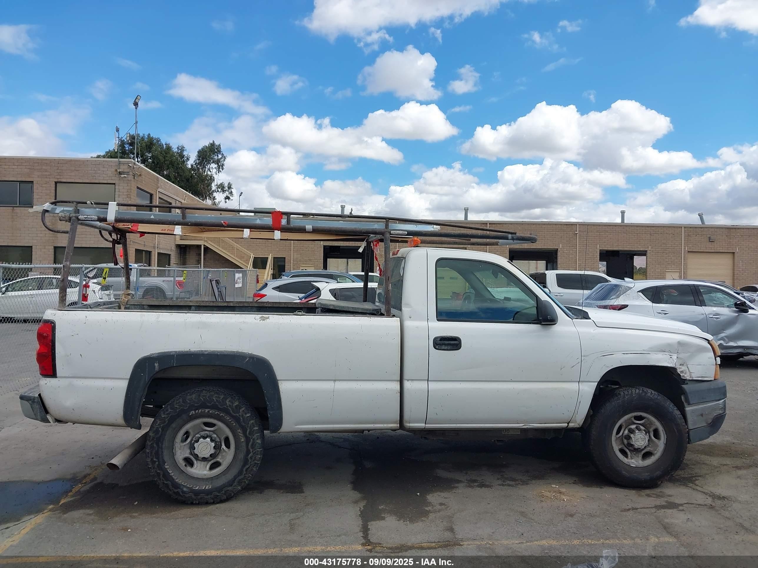 2006 Chevrolet Silverado 2500hd Work Truck White vin: 1GCHC24U56E172684