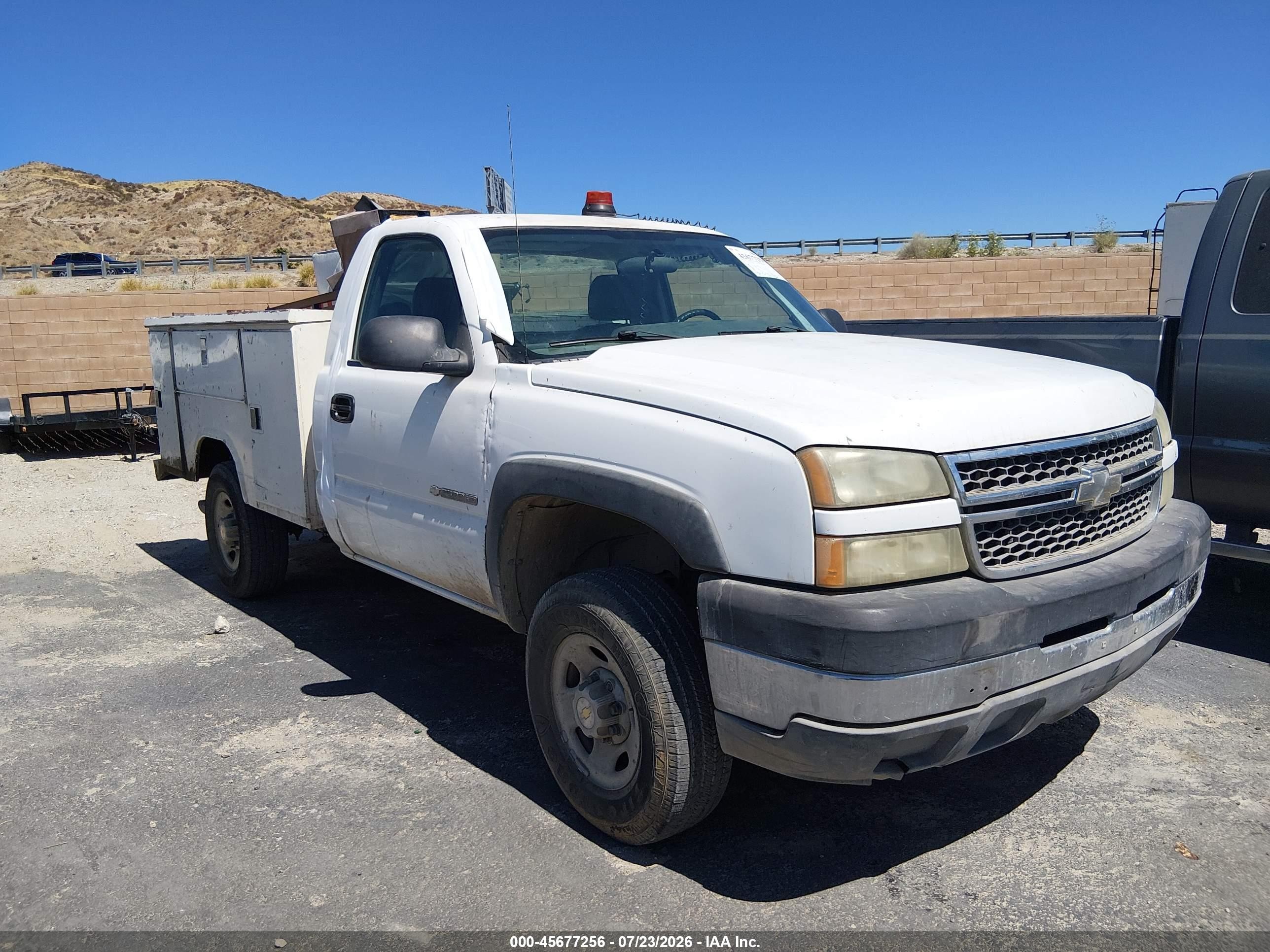 2005 Chevrolet Silverado 2500hd Work Truck White vin: 1GCHC24U65E206615