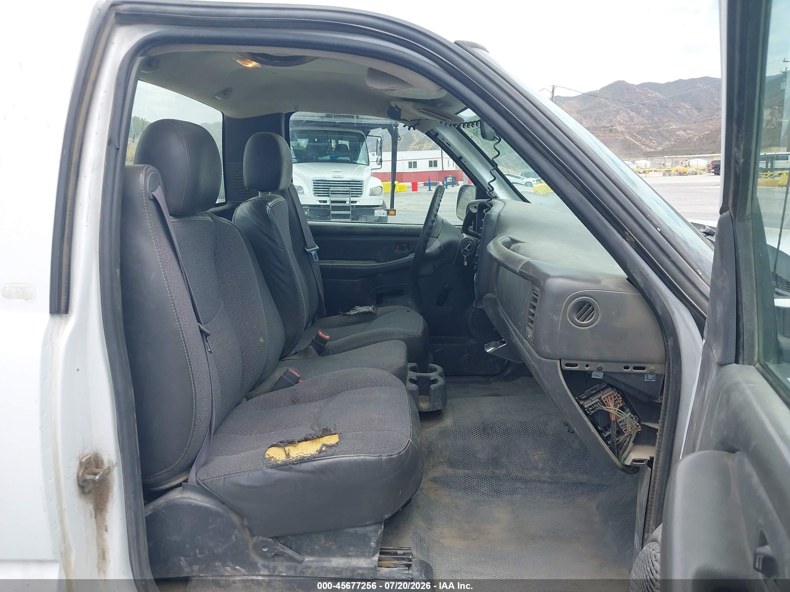 2005 Chevrolet Silverado 2500hd Work Truck White vin: 1GCHC24U65E206615