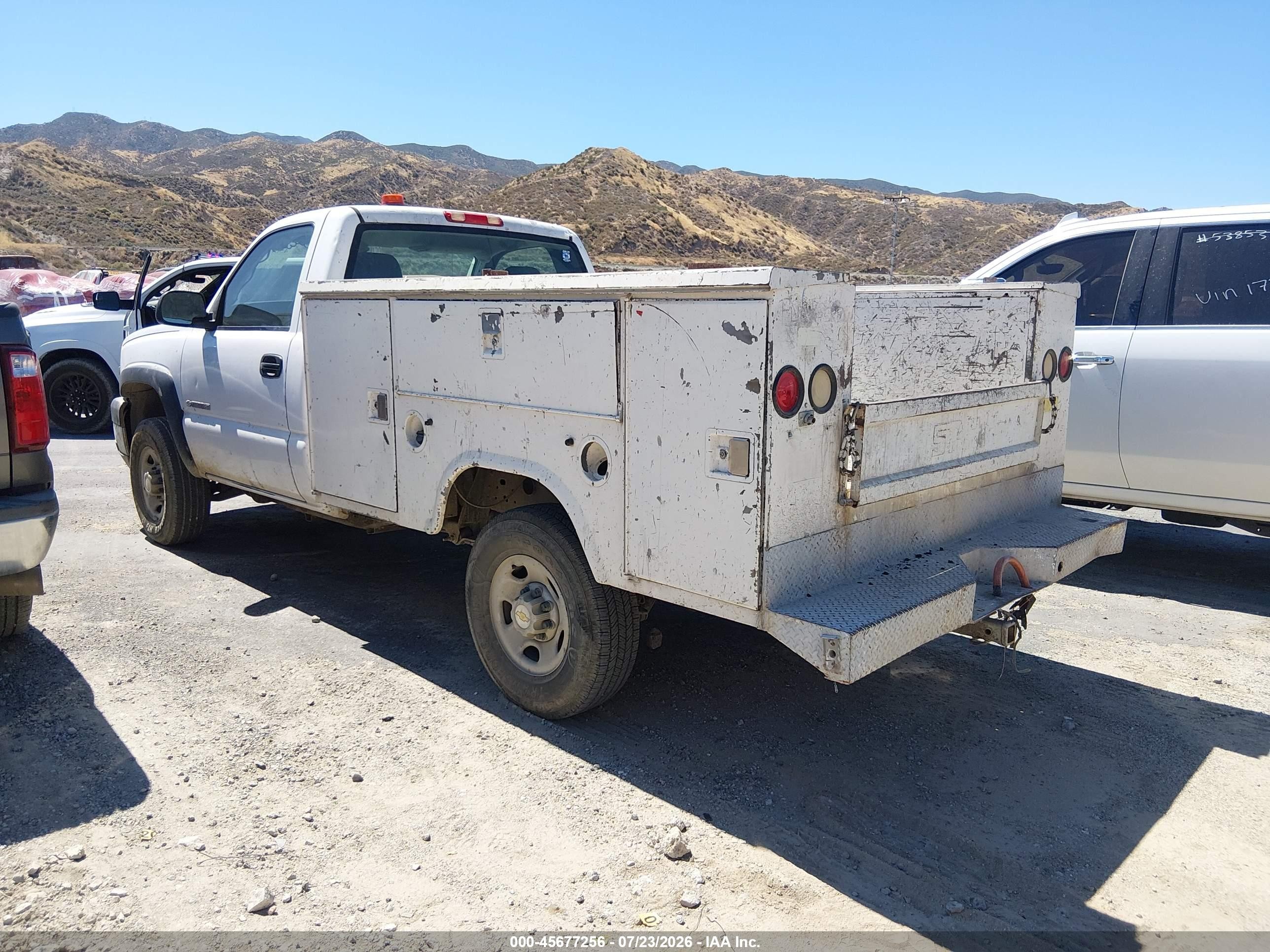 2005 Chevrolet Silverado 2500hd Work Truck White vin: 1GCHC24U65E206615