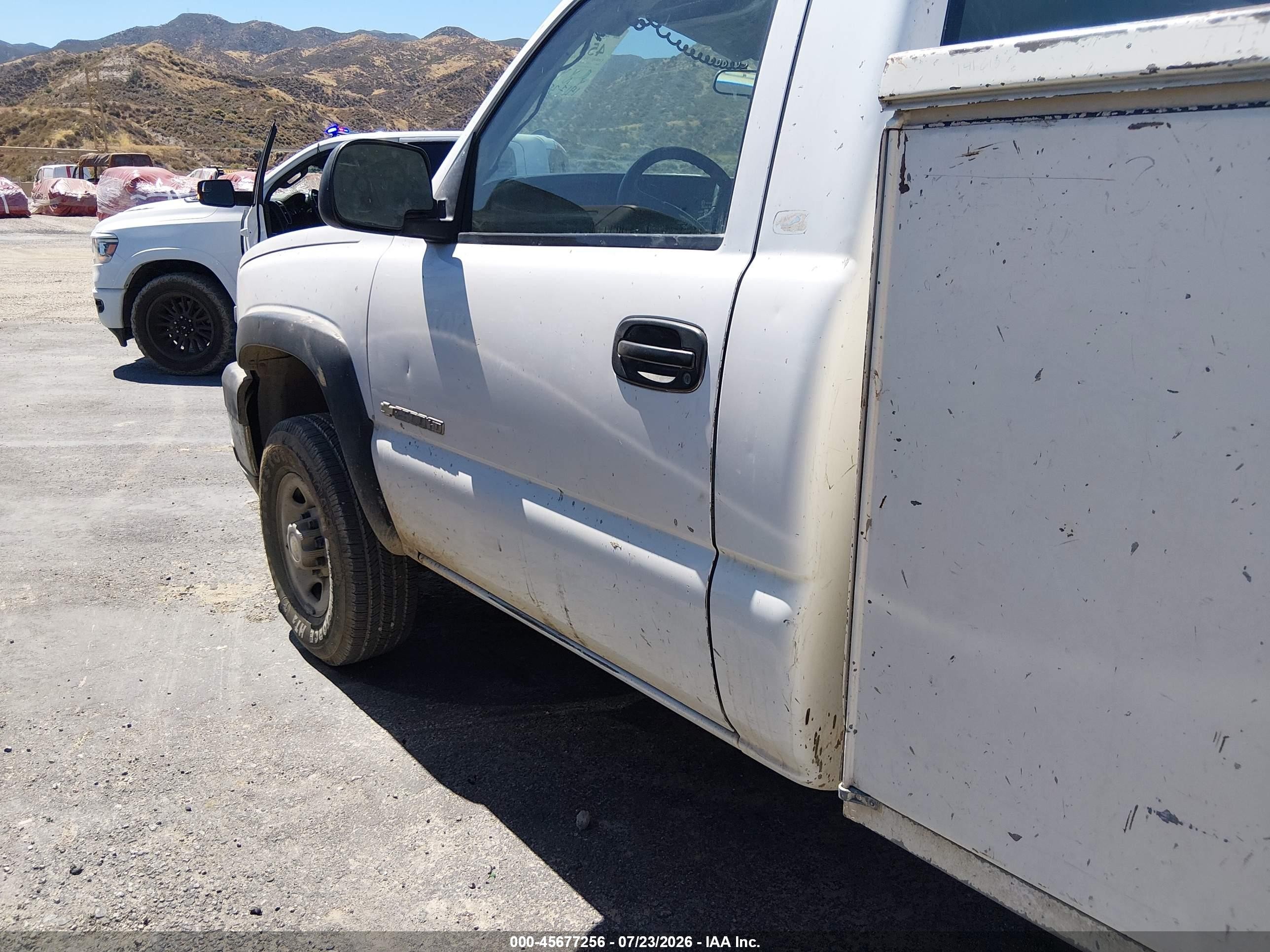 2005 Chevrolet Silverado 2500hd Work Truck White vin: 1GCHC24U65E206615