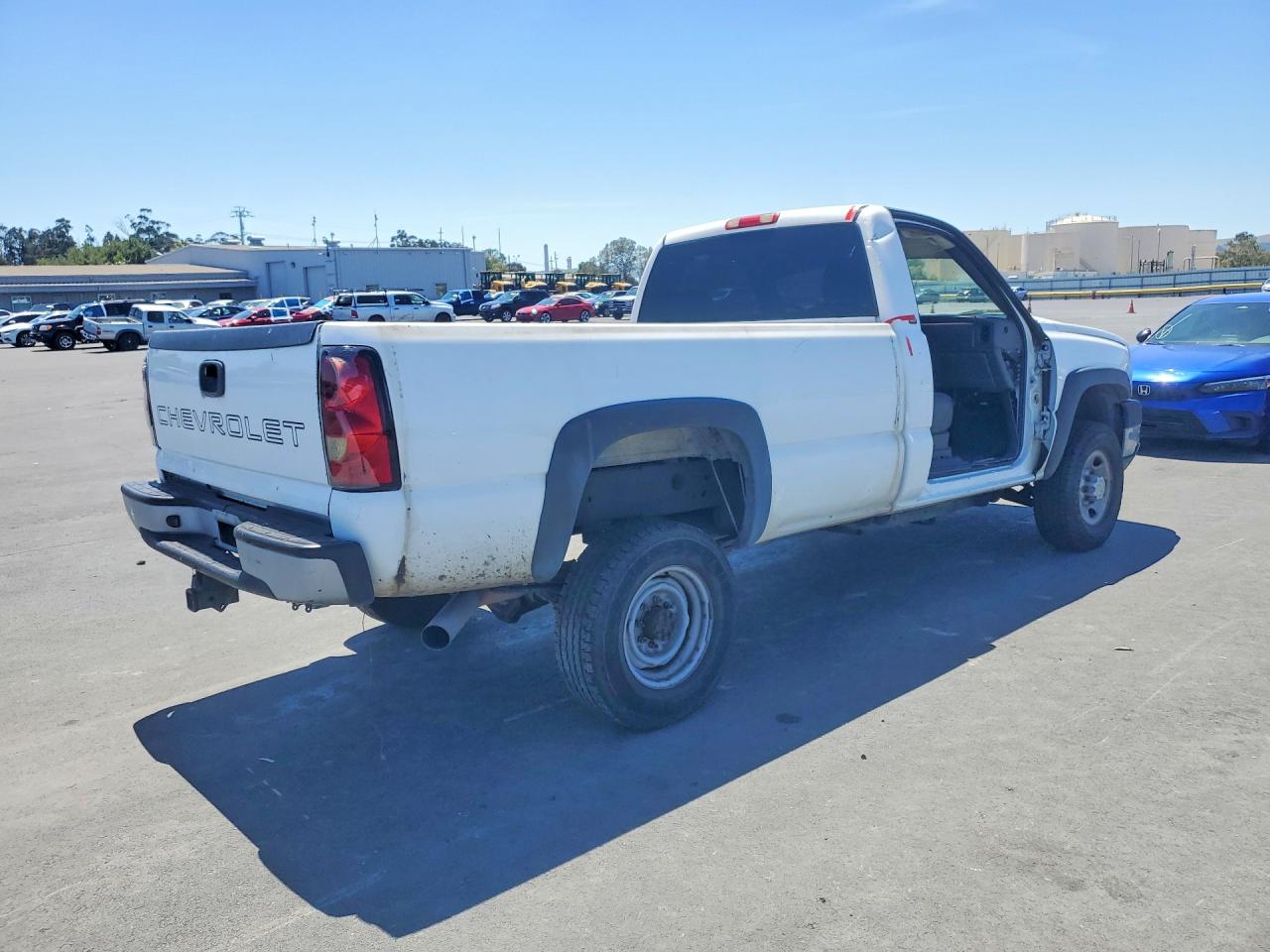 2005 Chevrolet Silverado C2500 Heavy Duty White vin: 1GCHC24U75E307243