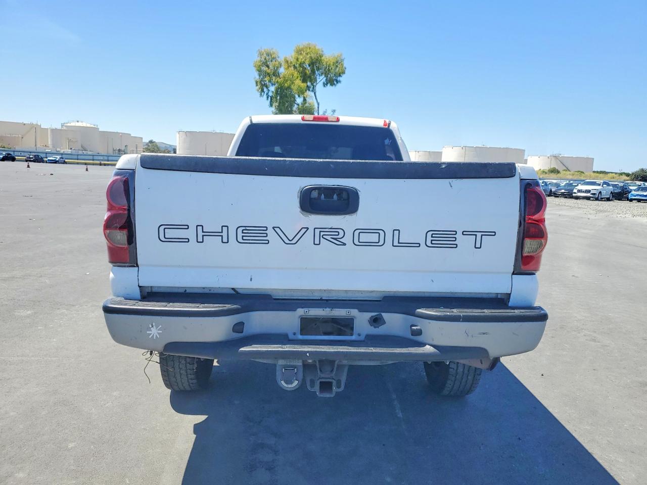 2005 Chevrolet Silverado C2500 Heavy Duty White vin: 1GCHC24U75E307243