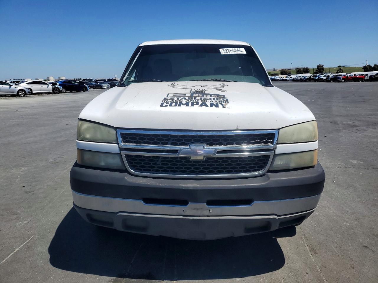 2005 Chevrolet Silverado C2500 Heavy Duty White vin: 1GCHC24U75E307243