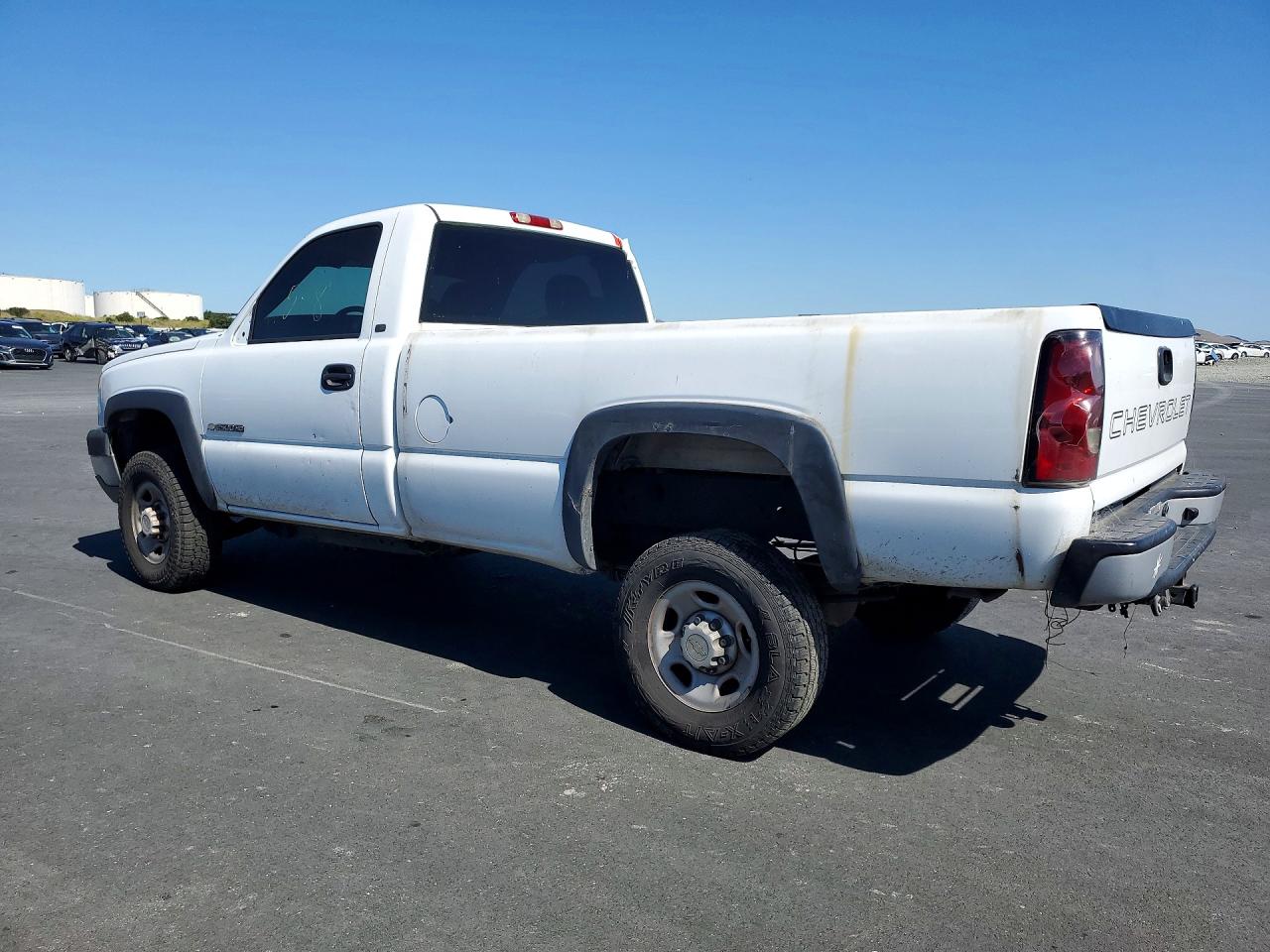 2005 Chevrolet Silverado C2500 Heavy Duty White vin: 1GCHC24U75E307243