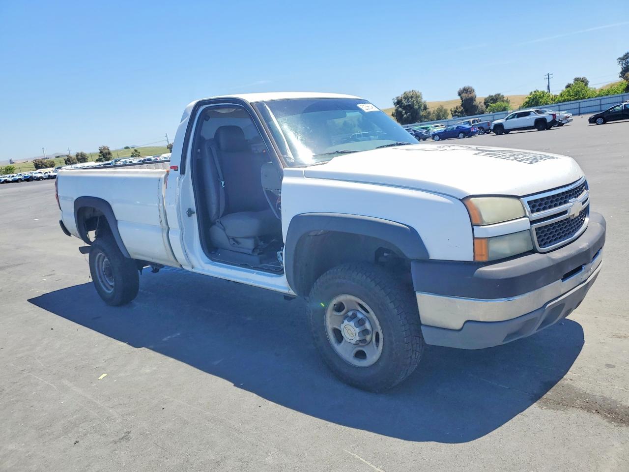 2005 Chevrolet Silverado C2500 Heavy Duty White vin: 1GCHC24U75E307243