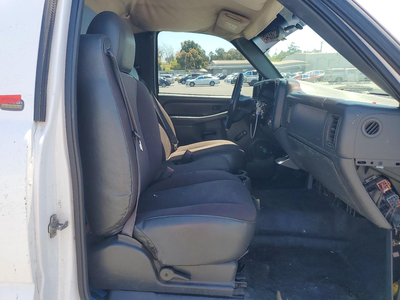 2005 Chevrolet Silverado C2500 Heavy Duty White vin: 1GCHC24U75E307243