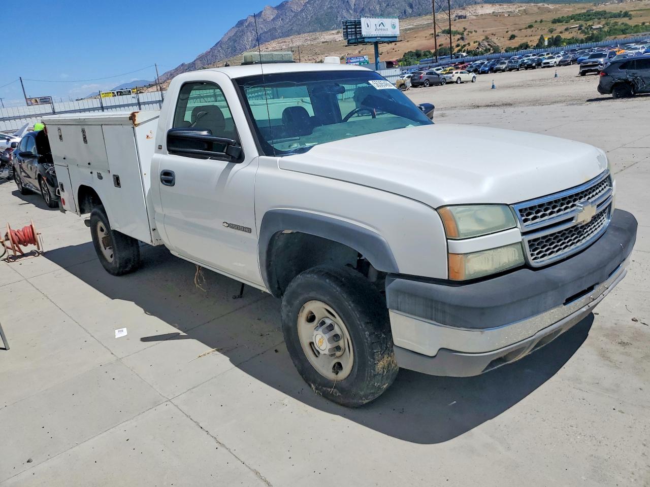 2005 Chevrolet Silverado C2500 Heavy Duty White vin: 1GCHC24U85E252334