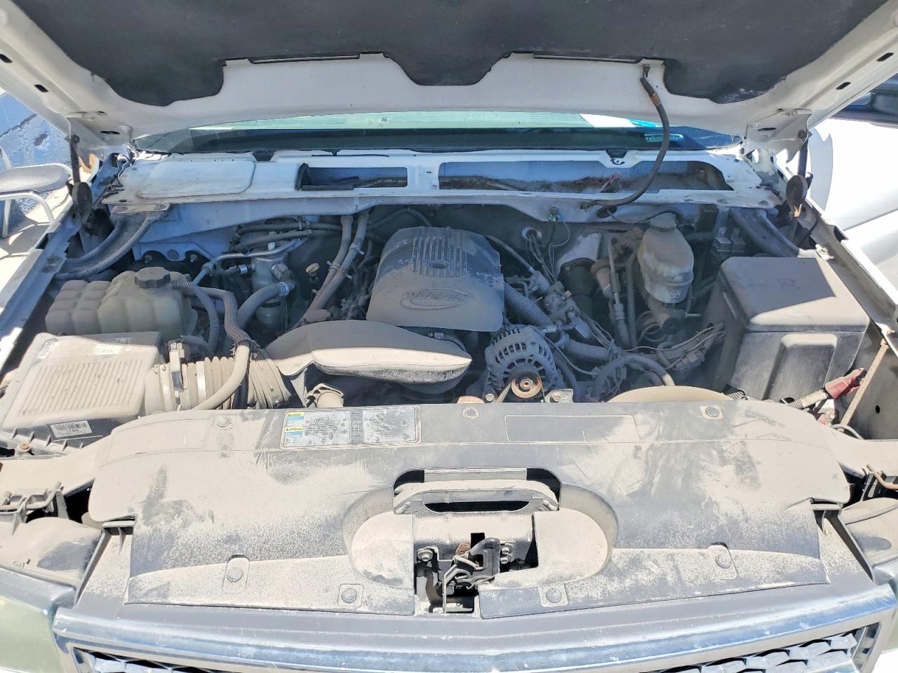 2005 Chevrolet Silverado C2500 Heavy Duty White vin: 1GCHC24U85E252334