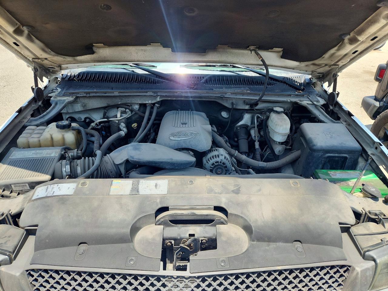 2003 Chevrolet Silverado C2500 Heavy Duty White vin: 1GCHC24U93E171193