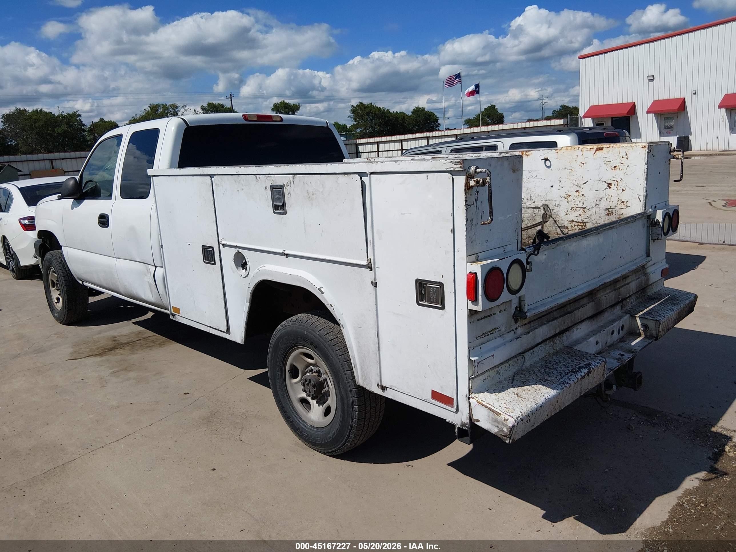 2003 Chevrolet Silverado 2500hd   White vin: 1GCHC29173E352548