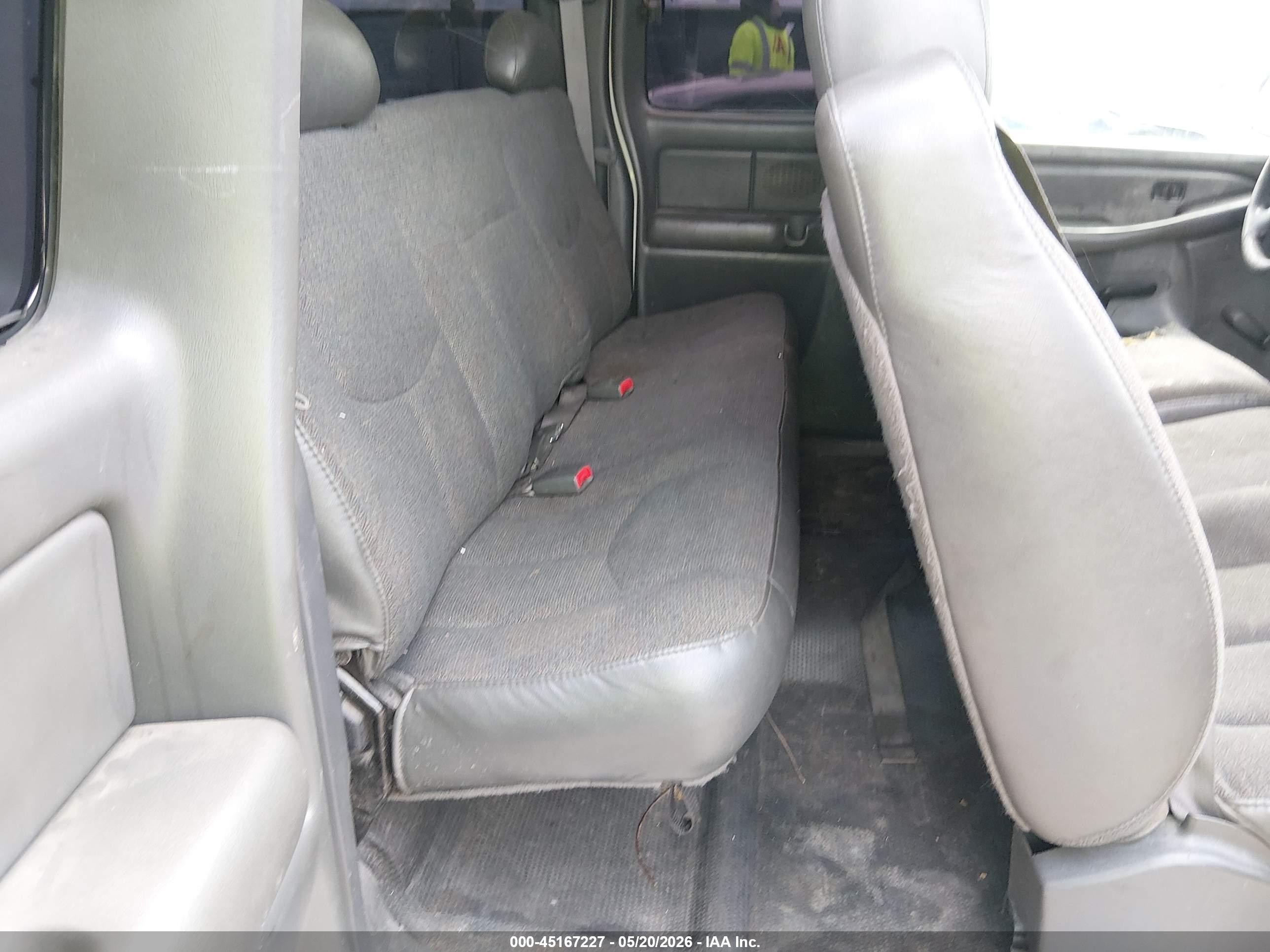 2003 Chevrolet Silverado 2500hd   White vin: 1GCHC29173E352548