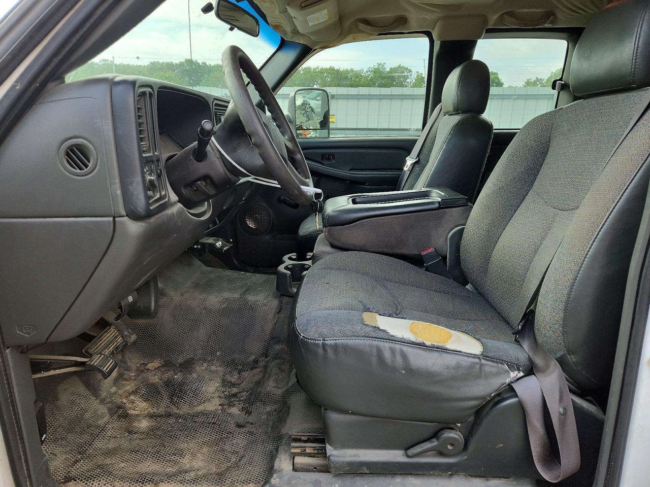 2006 Chevrolet Silverado C2500 Heavy Duty White vin: 1GCHC29D66E189101