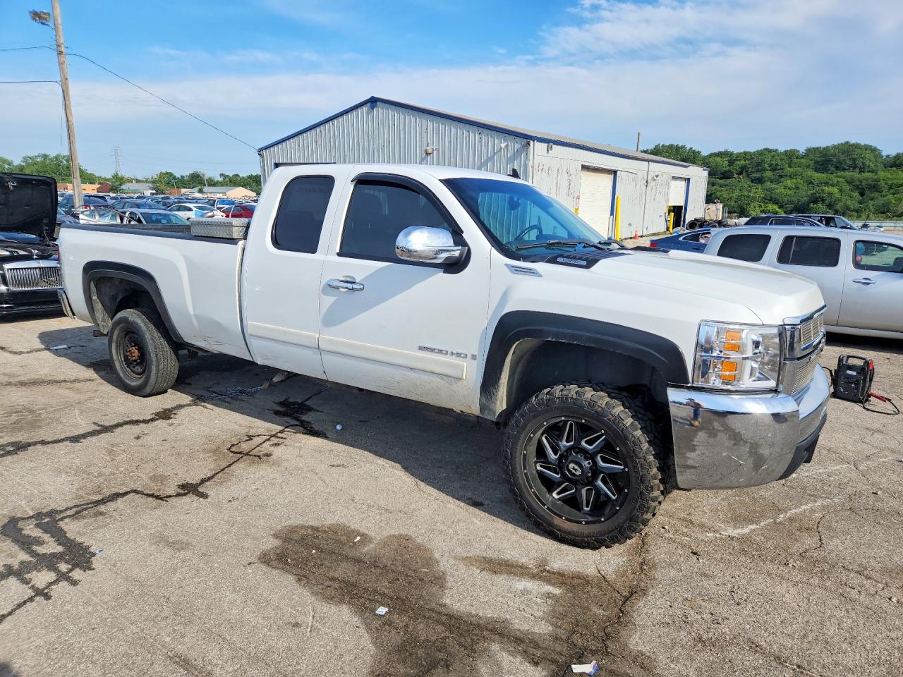 2007 Chevrolet Silverado C2500 Heavy Duty White vin: 1GCHC29K57E596925