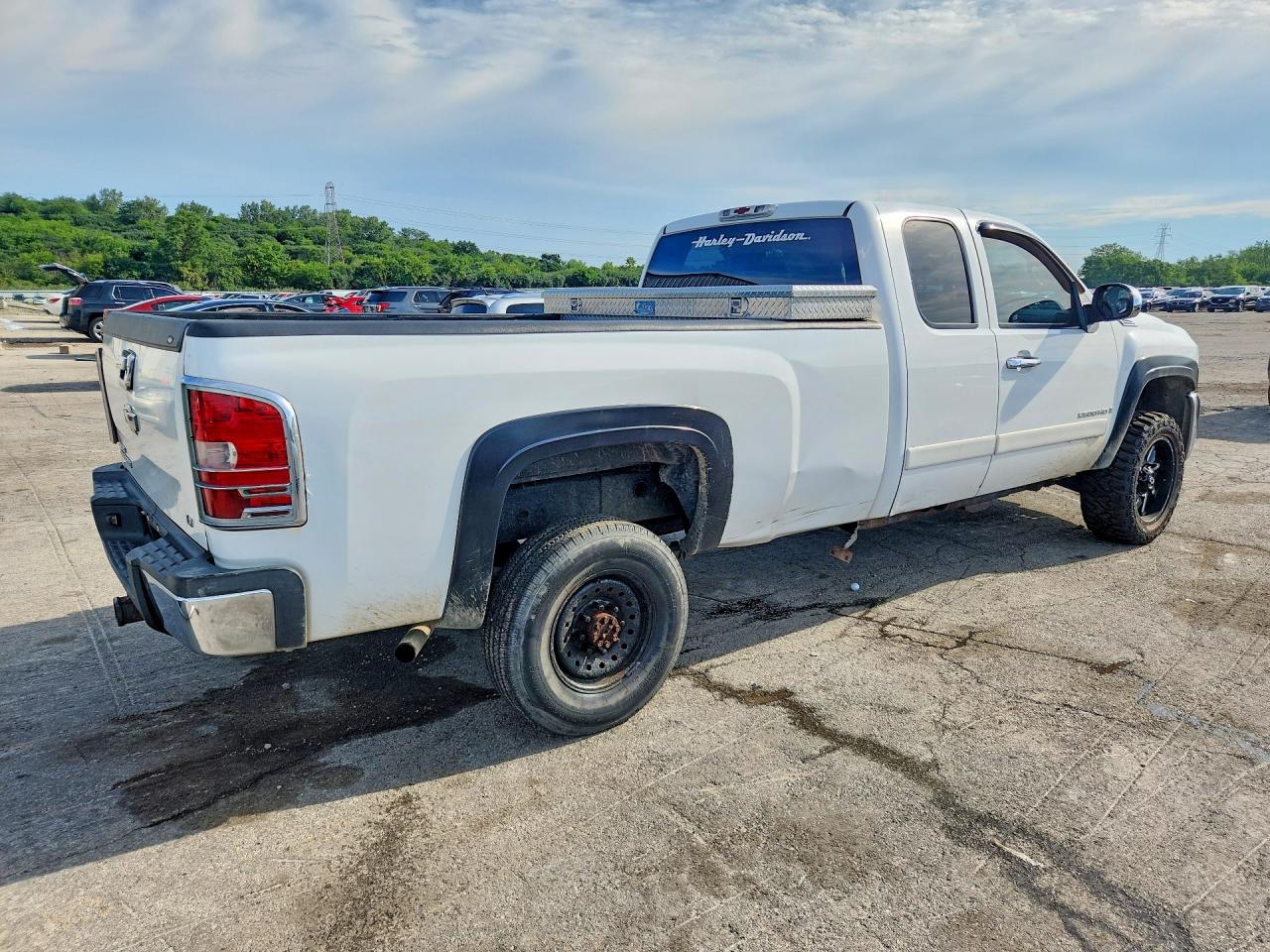 2007 Chevrolet Silverado C2500 Heavy Duty White vin: 1GCHC29K57E596925