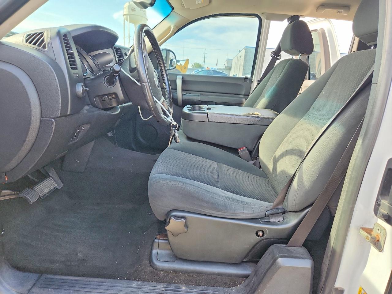2007 Chevrolet Silverado C2500 Heavy Duty White vin: 1GCHC29K57E596925