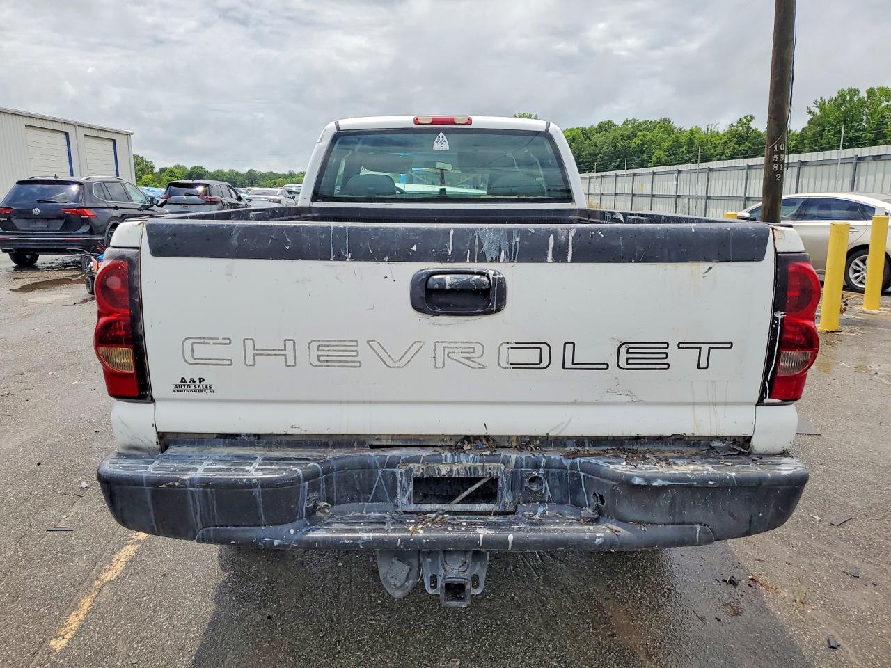 2005 Chevrolet Silverado C2500 Heavy Duty White vin: 1GCHC29U05E323244
