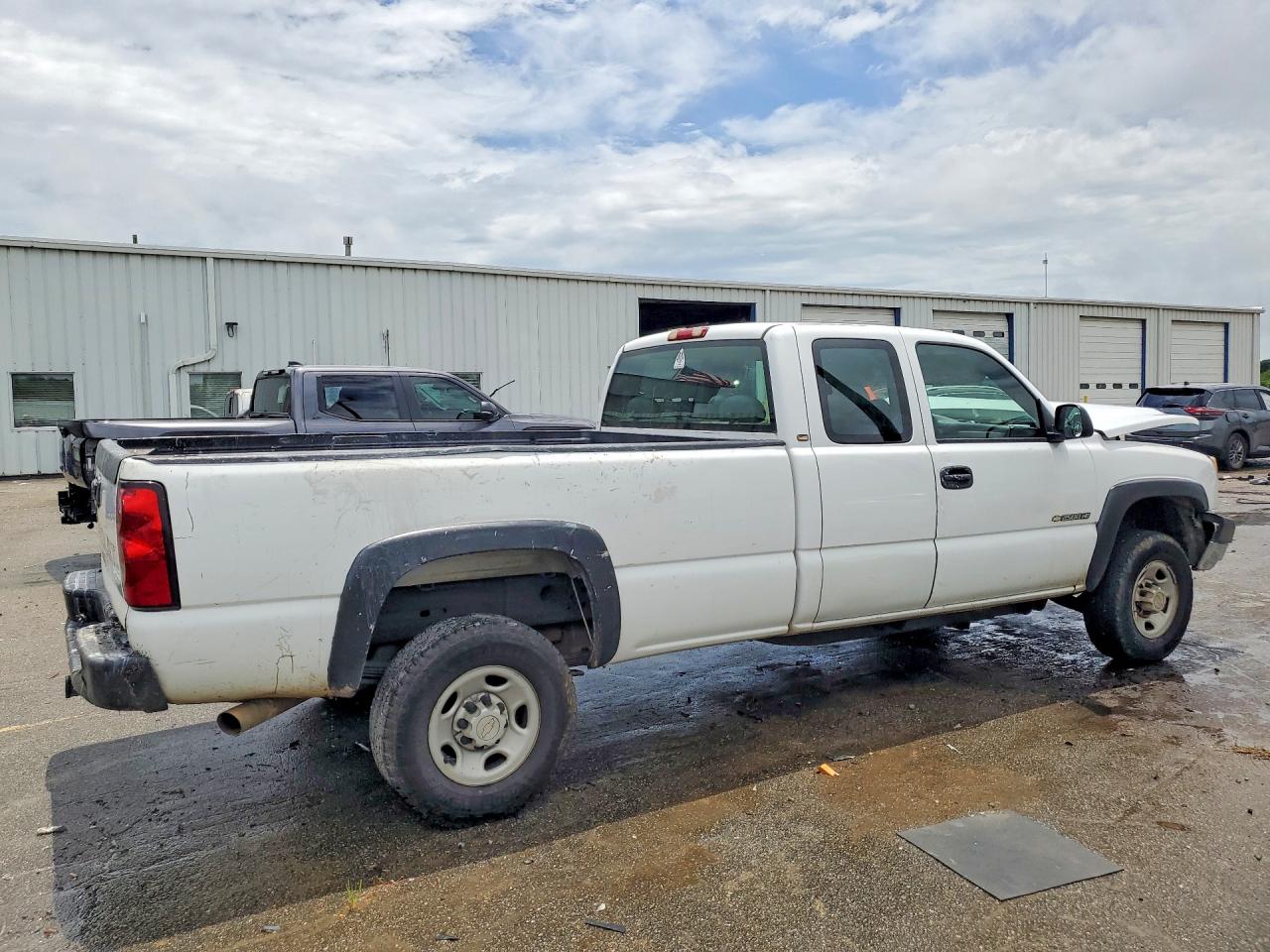 2005 Chevrolet Silverado C2500 Heavy Duty White vin: 1GCHC29U05E323244