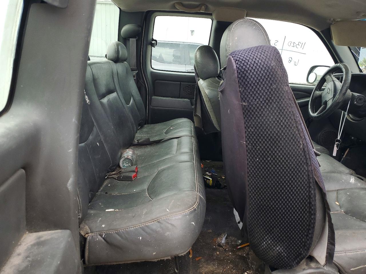 2005 Chevrolet Silverado C2500 Heavy Duty White vin: 1GCHC29U05E323244