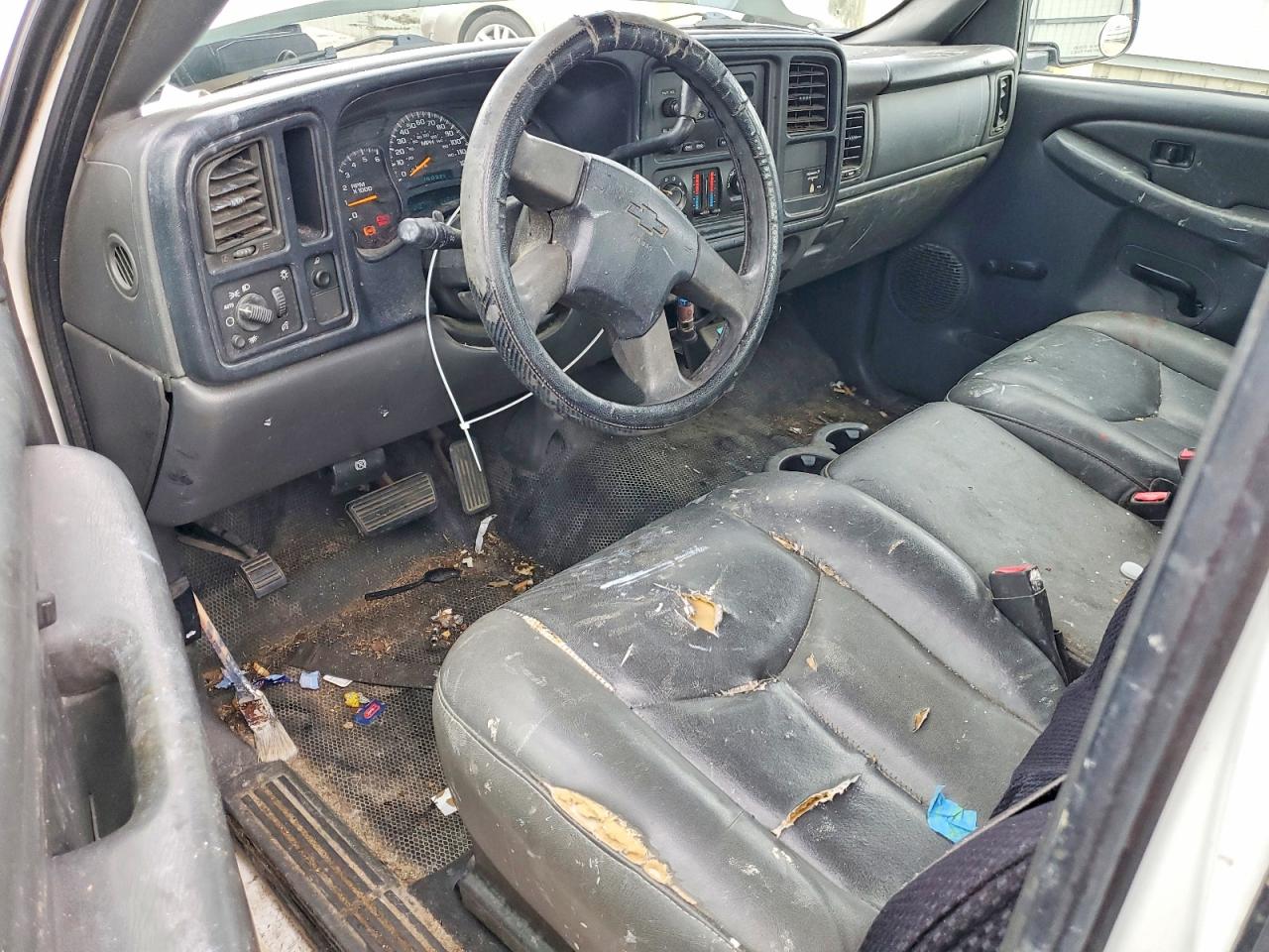 2005 Chevrolet Silverado C2500 Heavy Duty White vin: 1GCHC29U05E323244