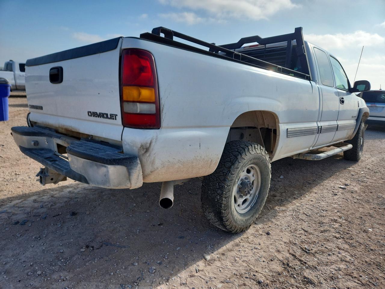 2001 Chevrolet Silverado C2500 Heavy Duty White vin: 1GCHC29U21E170229