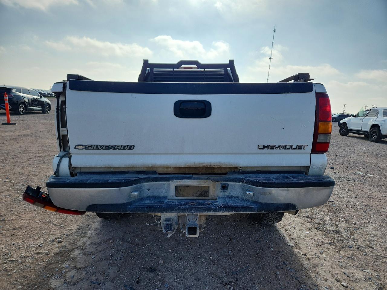 2001 Chevrolet Silverado C2500 Heavy Duty White vin: 1GCHC29U21E170229