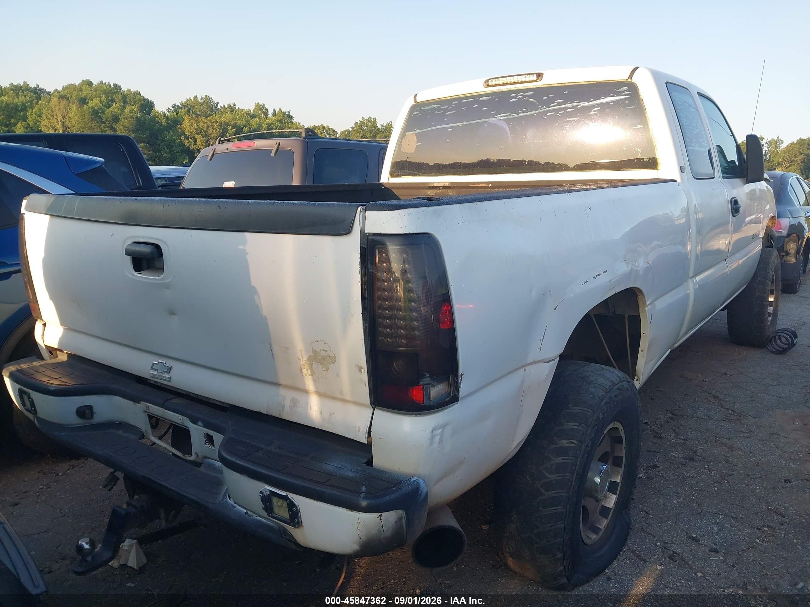 2005 Chevrolet Silverado 2500hd Work Truck White vin: 1GCHC29U25E147202