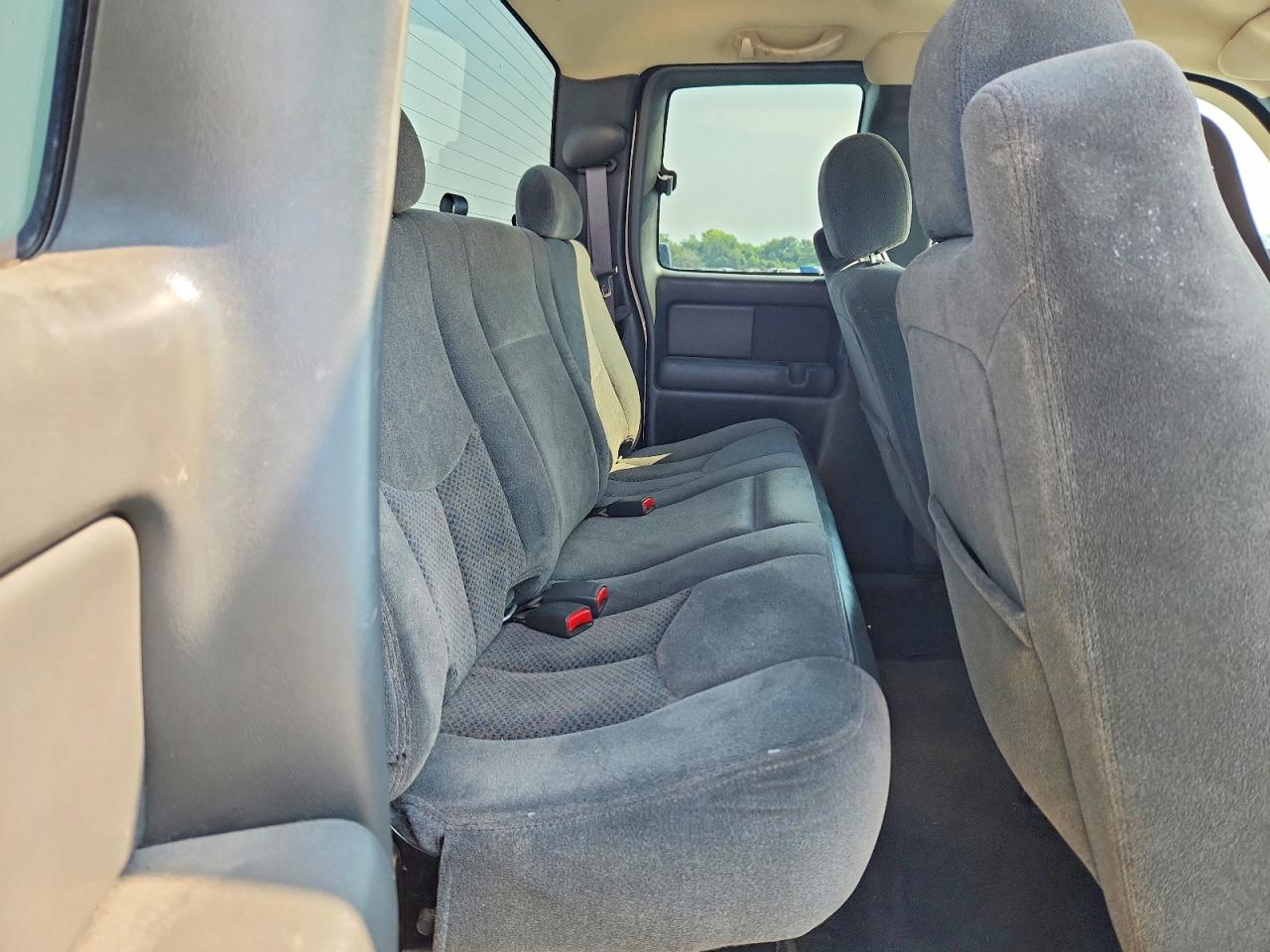 2005 Chevrolet Silverado C2500 Heavy Duty White vin: 1GCHC29U35E123944