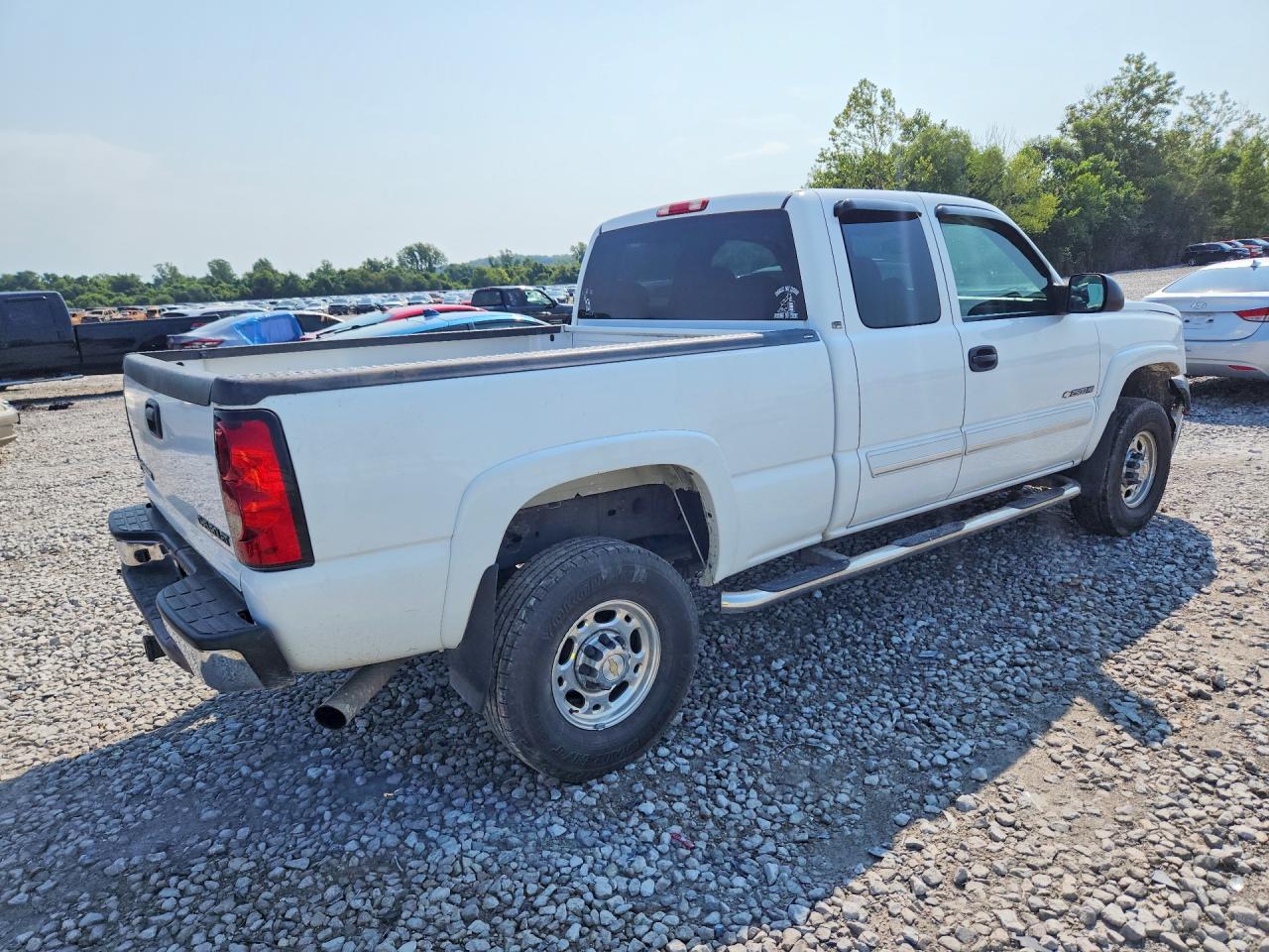 2005 Chevrolet Silverado C2500 Heavy Duty White vin: 1GCHC29U35E123944