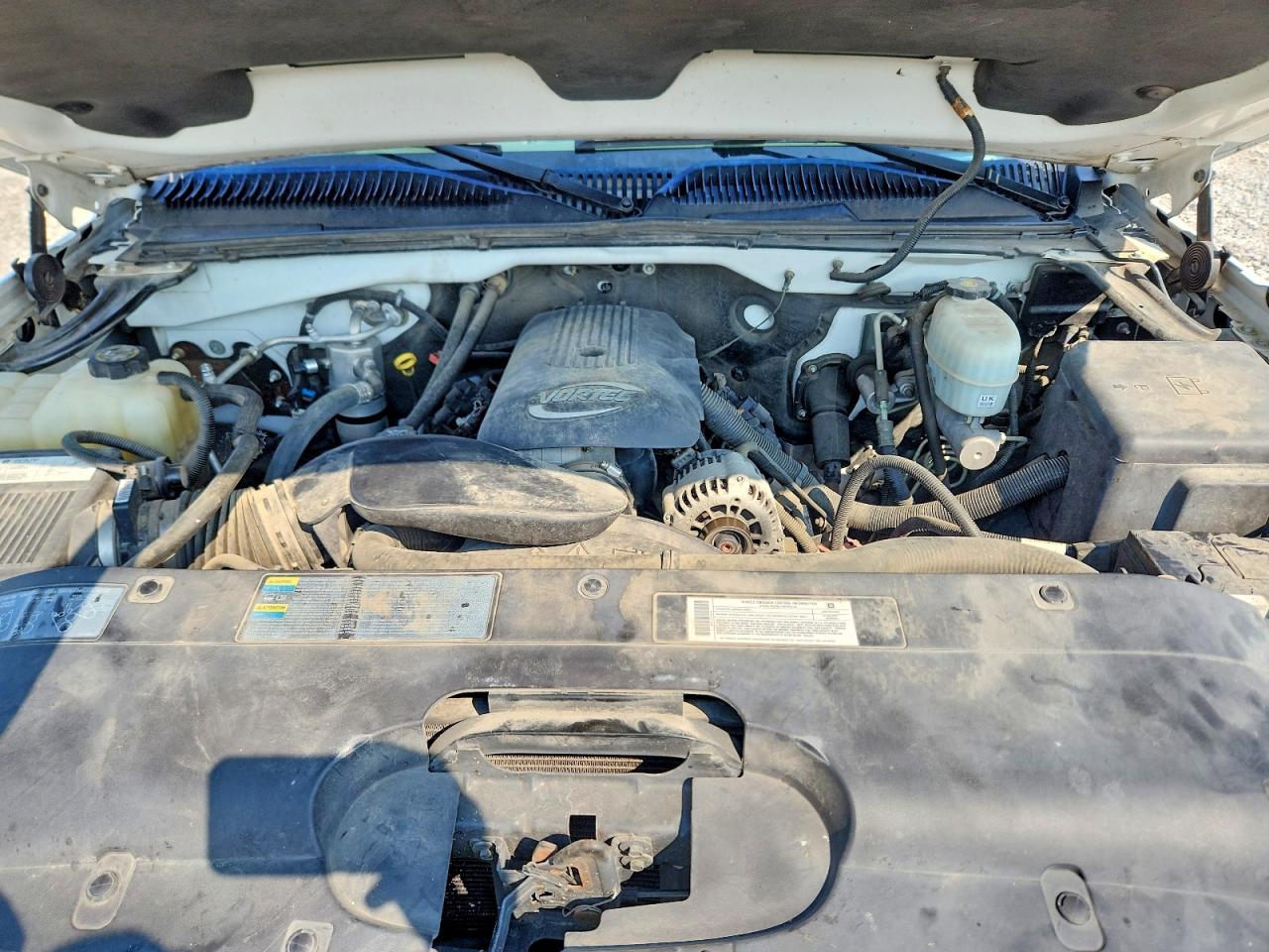 2005 Chevrolet Silverado C2500 Heavy Duty White vin: 1GCHC29U35E123944