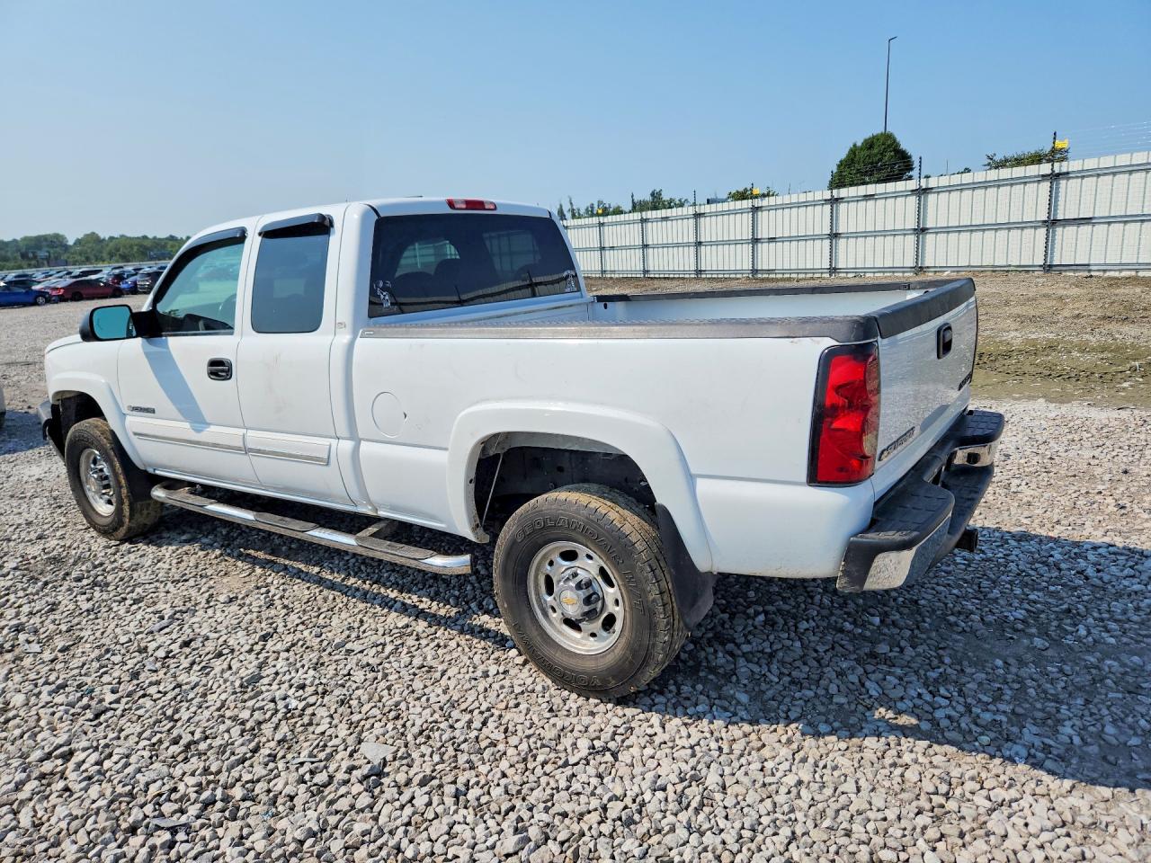 2005 Chevrolet Silverado C2500 Heavy Duty White vin: 1GCHC29U35E123944