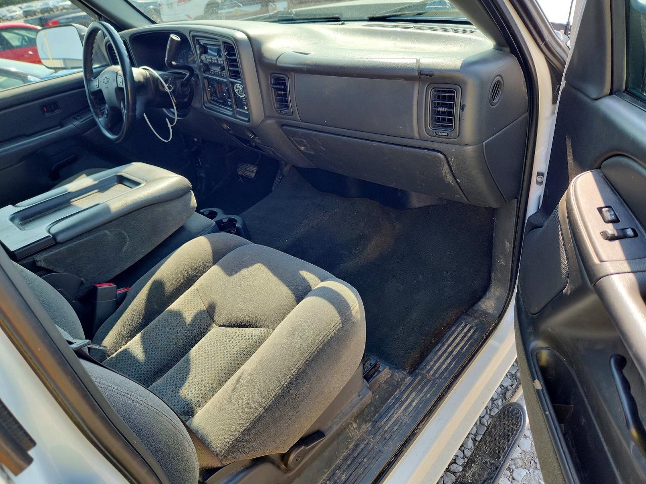 2005 Chevrolet Silverado C2500 Heavy Duty White vin: 1GCHC29U35E123944