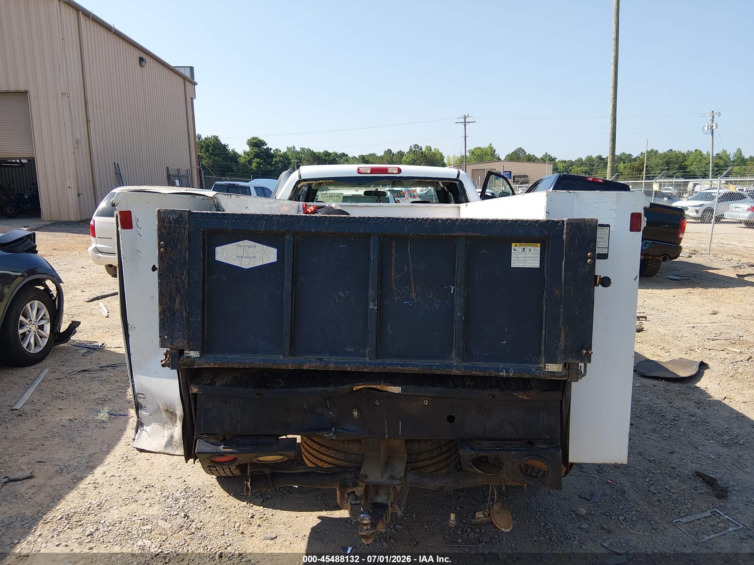 2005 Chevrolet Silverado 2500hd Work Truck White vin: 1GCHC29U45E110796