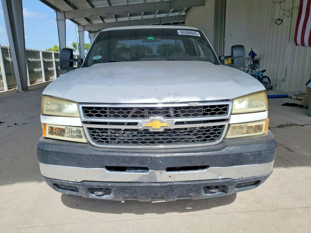 2006 Chevrolet Silverado C2500 Heavy Duty White vin: 1GCHC29U46E285812