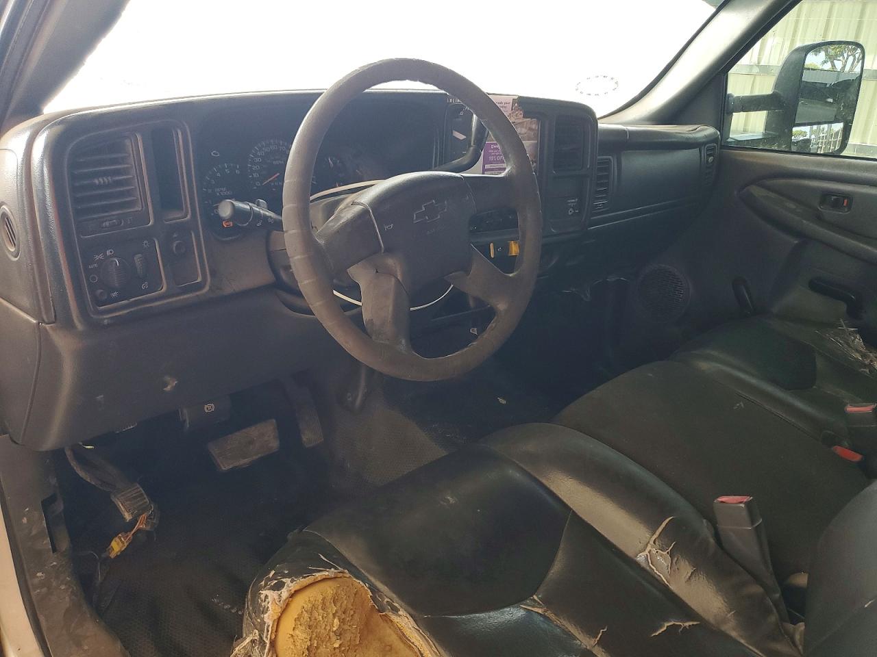 2006 Chevrolet Silverado C2500 Heavy Duty White vin: 1GCHC29U46E285812
